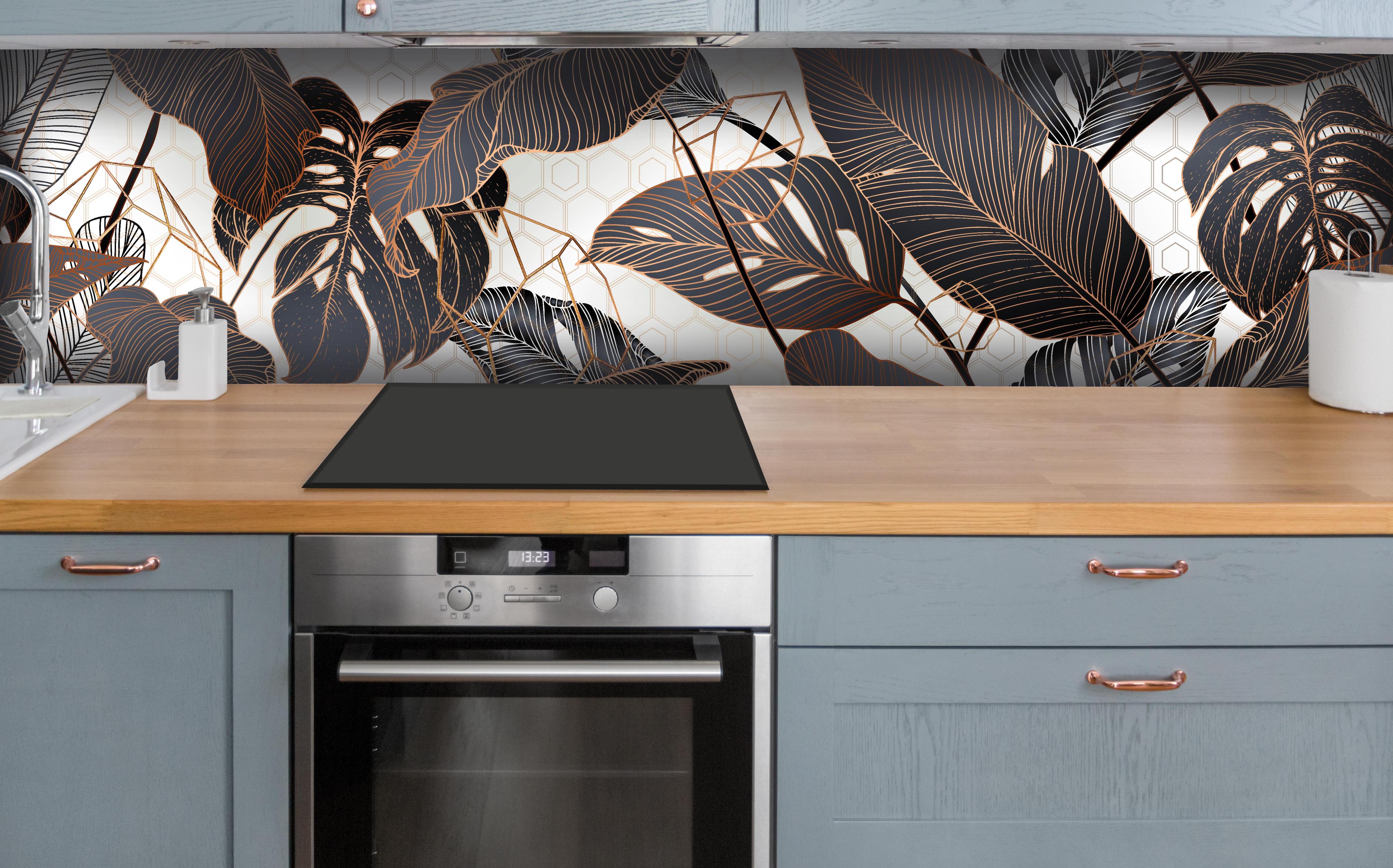 Küche - Elegantes Blättermuster in Erdtönen hinter weißen Hochglanz-Küchenregalen und schwarzem Wasserhahn