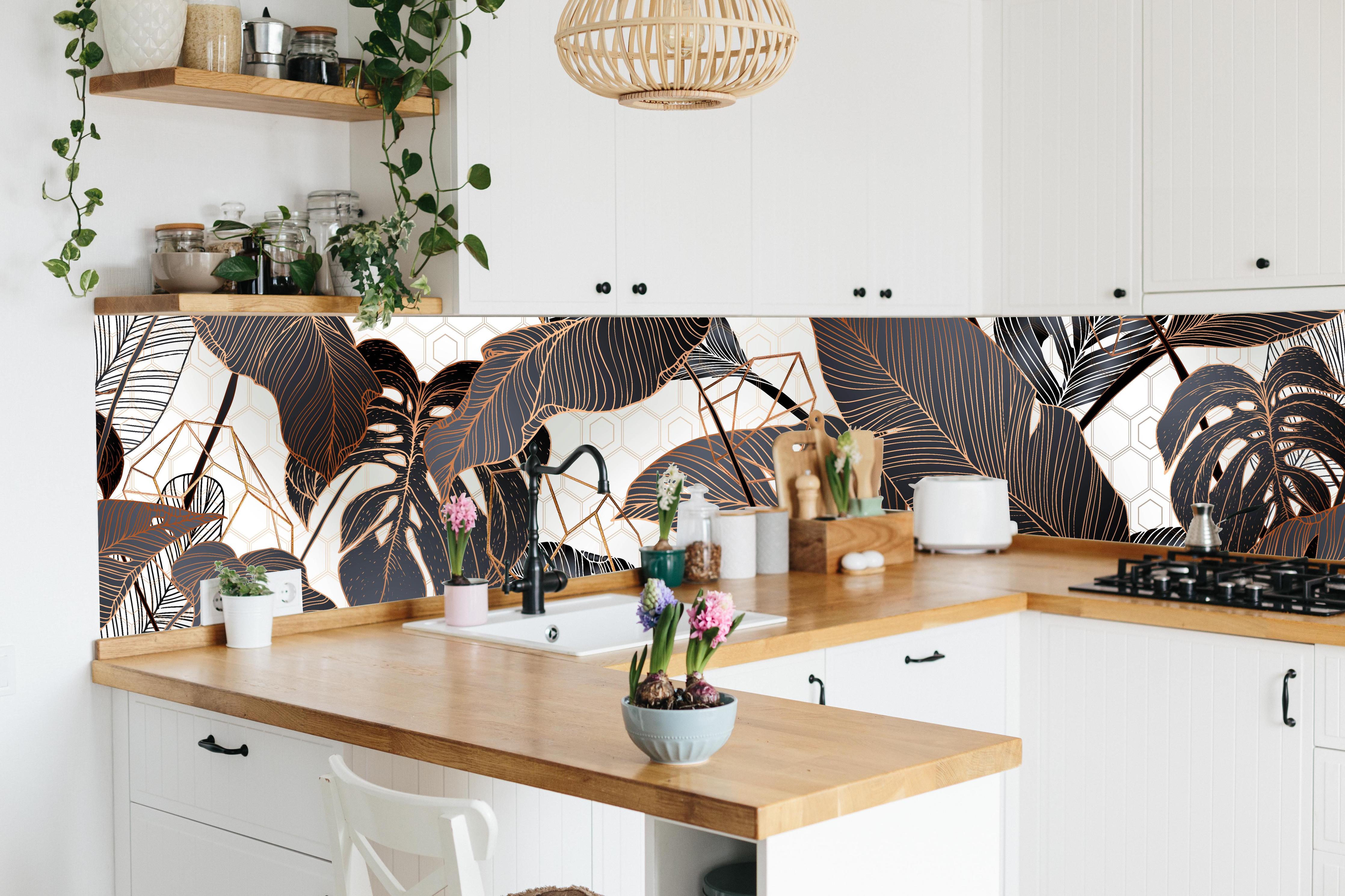 Küche - Elegantes Blättermuster in Erdtönen hinter weißen Hochglanz-Küchenregalen und schwarzem Wasserhahn