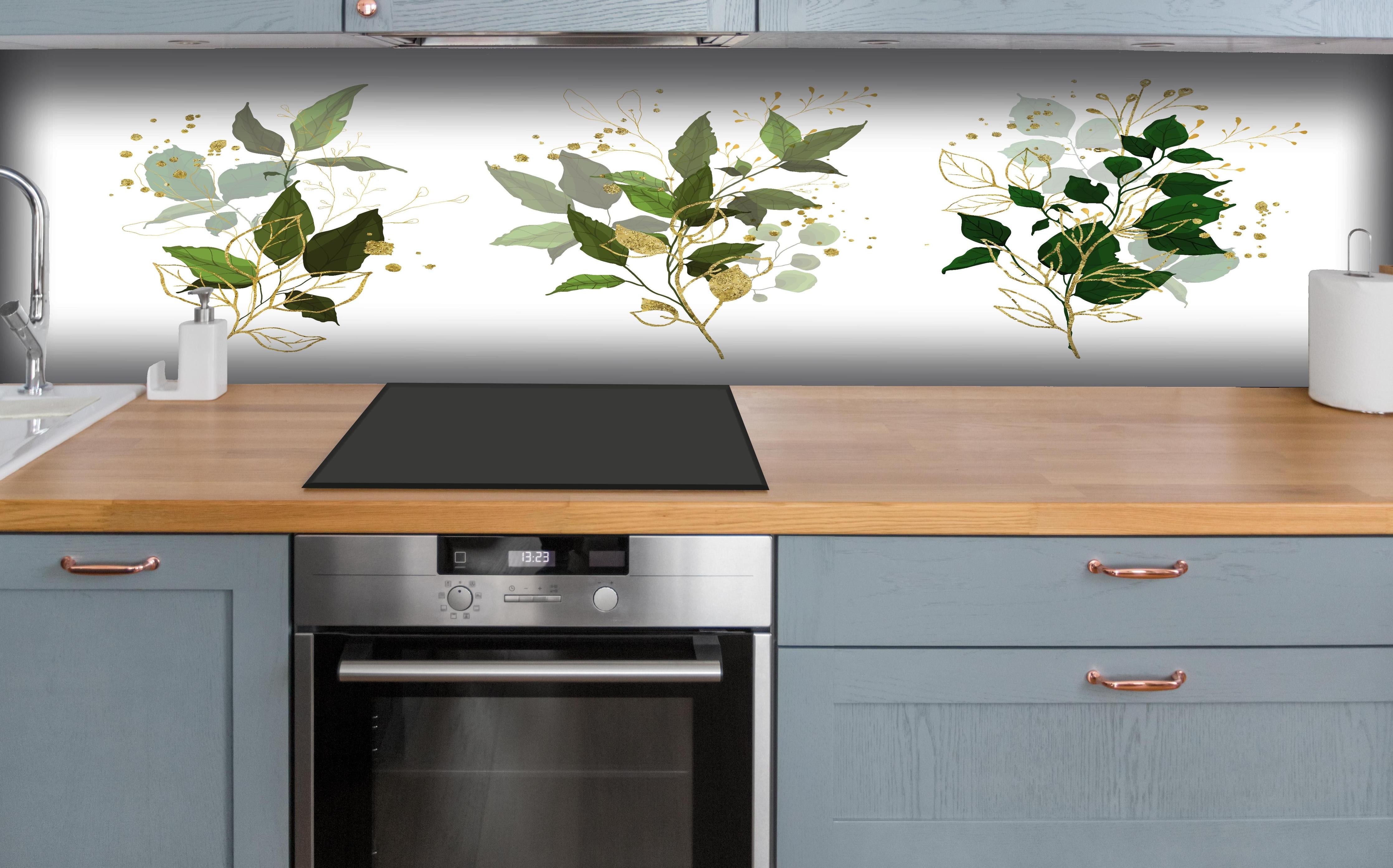 Küche - Elegantes Blattwerk Kunst Design Gold Grün hinter weißen Hochglanz-Küchenregalen und schwarzem Wasserhahn