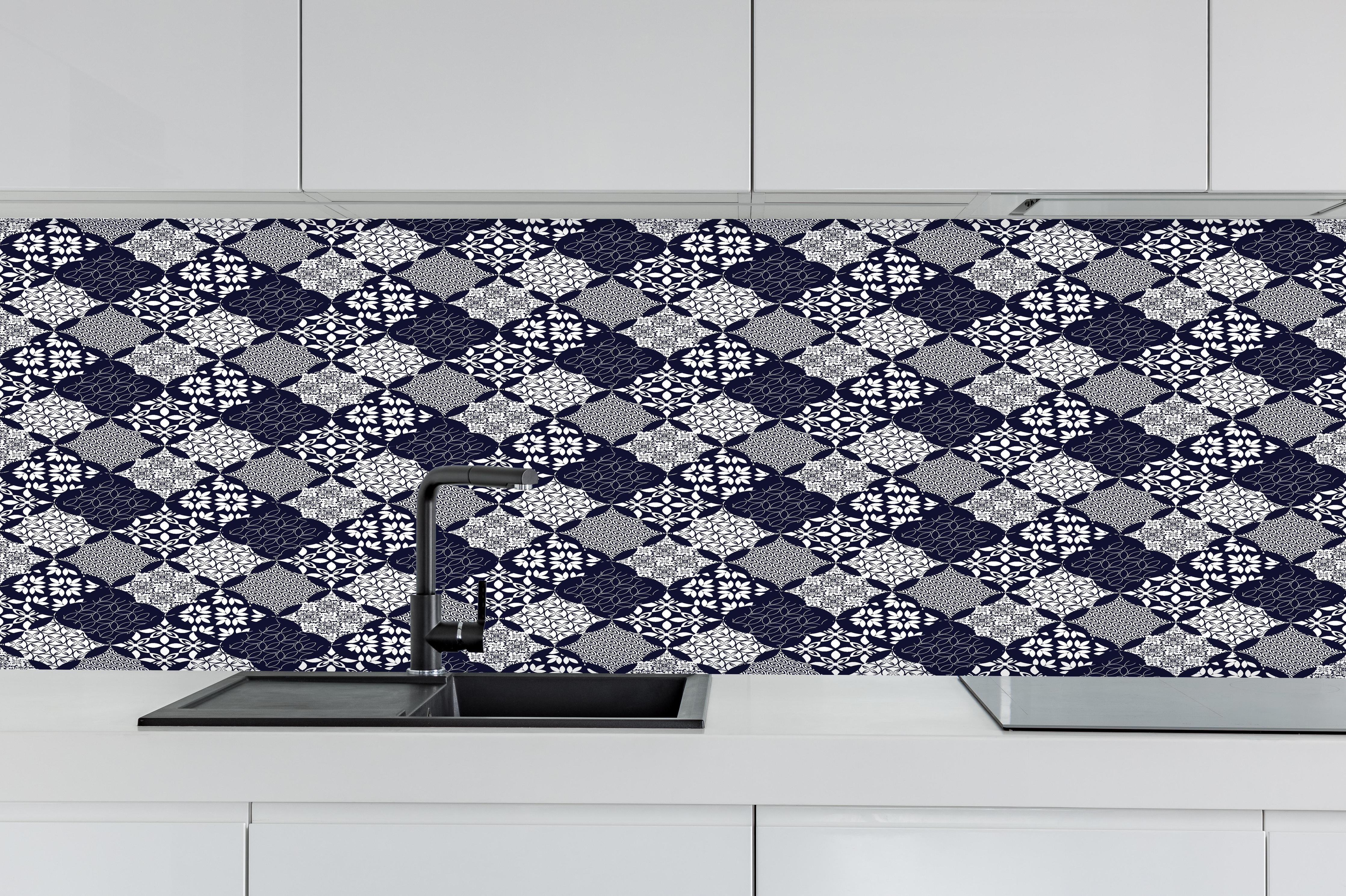 Küche - Elegantes Blau-Weißes Grafikdesign hinter weißen Hochglanz-Küchenregalen und schwarzem Wasserhahn