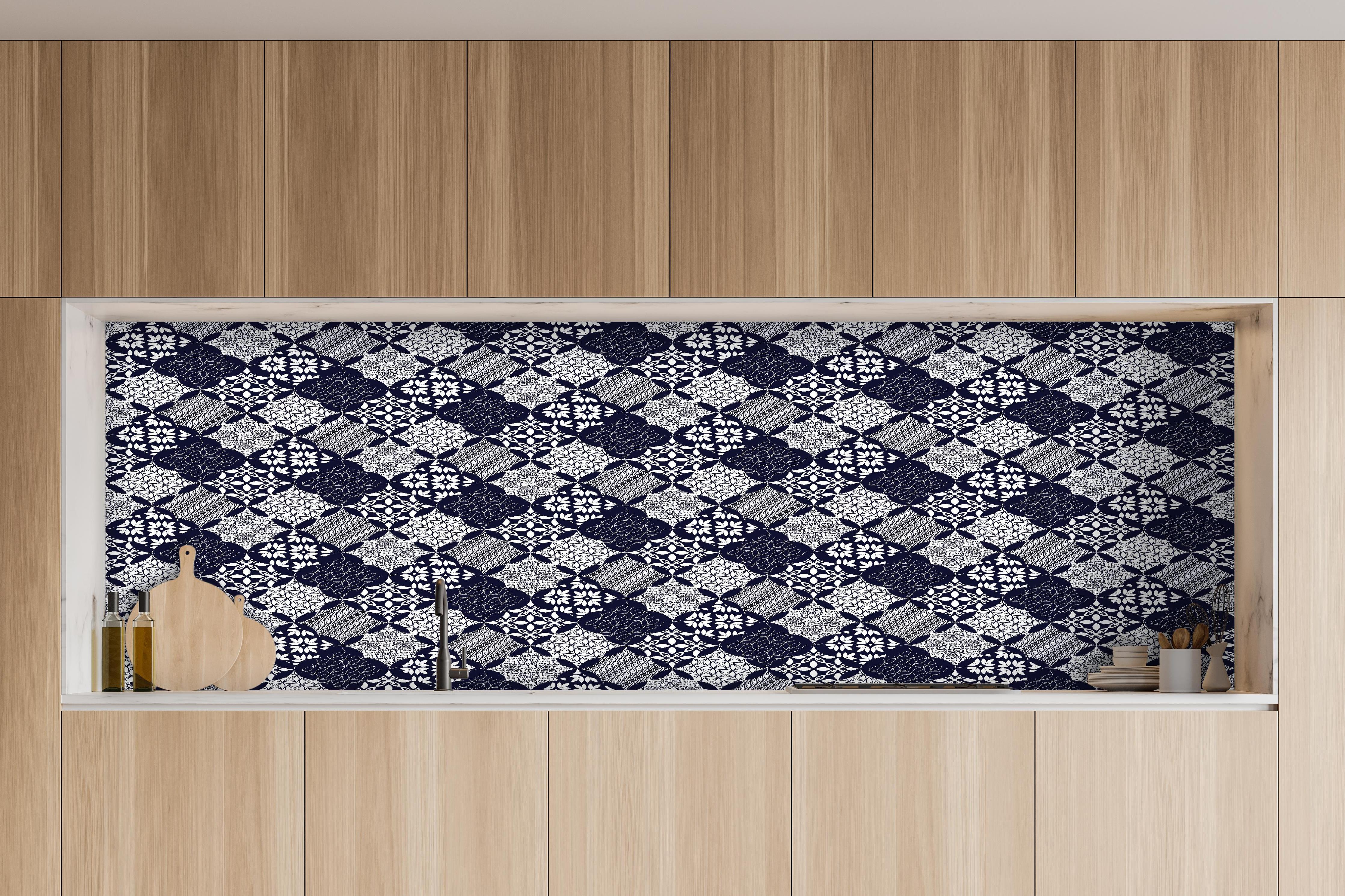 Küche - Elegantes Blau-Weißes Grafikdesign hinter weißen Hochglanz-Küchenregalen und schwarzem Wasserhahn