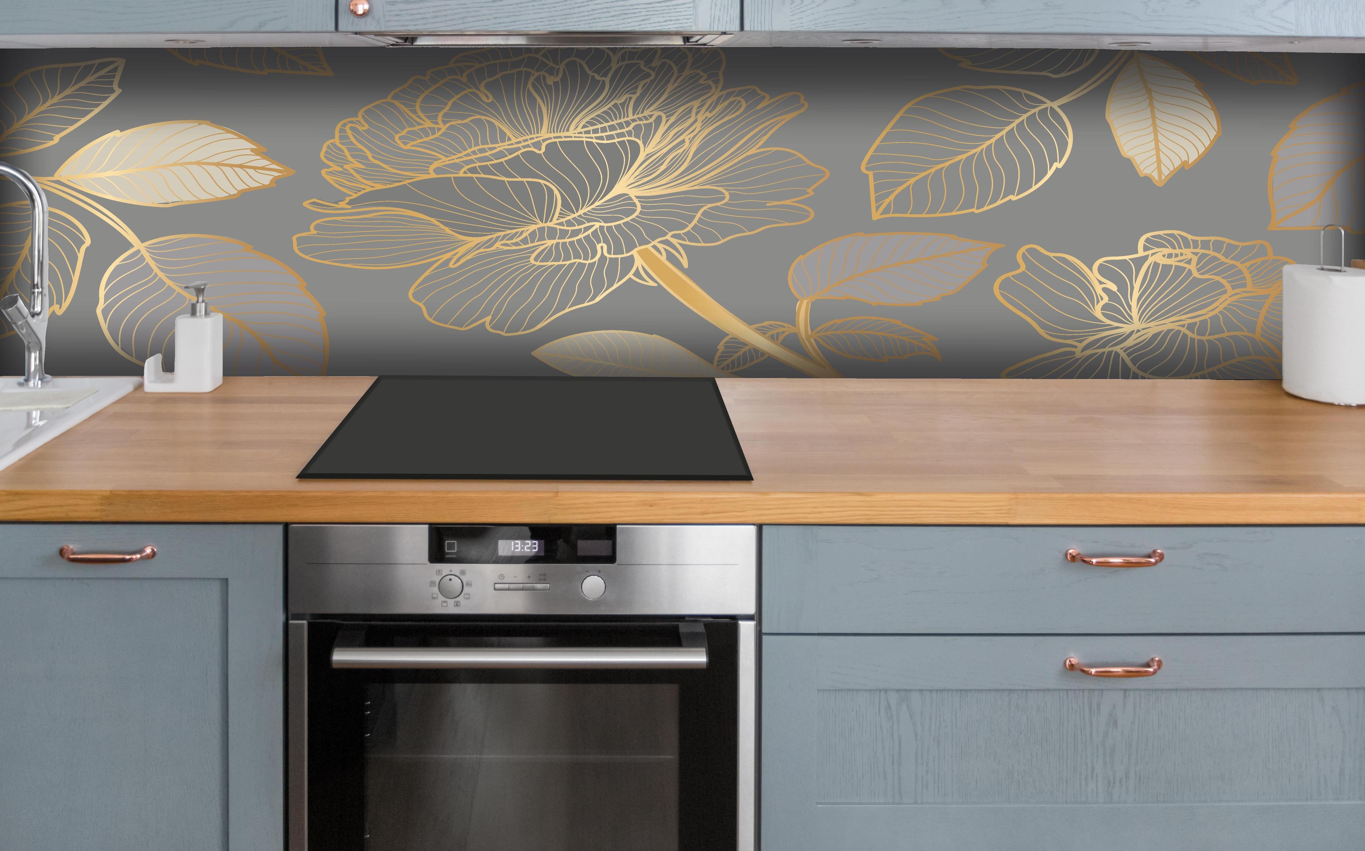 Küche - Elegantes Blumenmuster in Gold auf Grau hinter weißen Hochglanz-Küchenregalen und schwarzem Wasserhahn