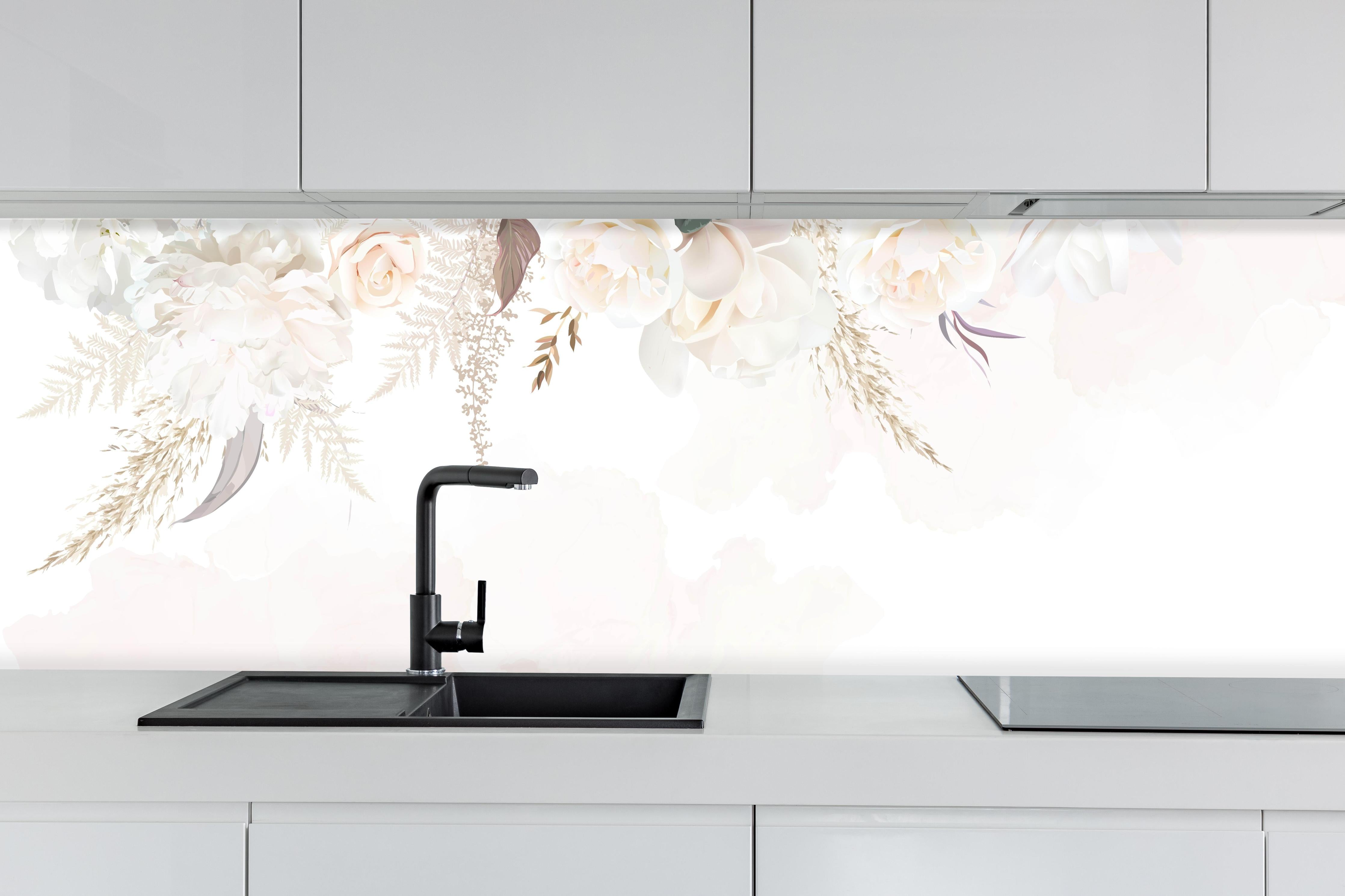 Küche - Elegantes Blumenmuster in Pastell hinter weißen Hochglanz-Küchenregalen und schwarzem Wasserhahn