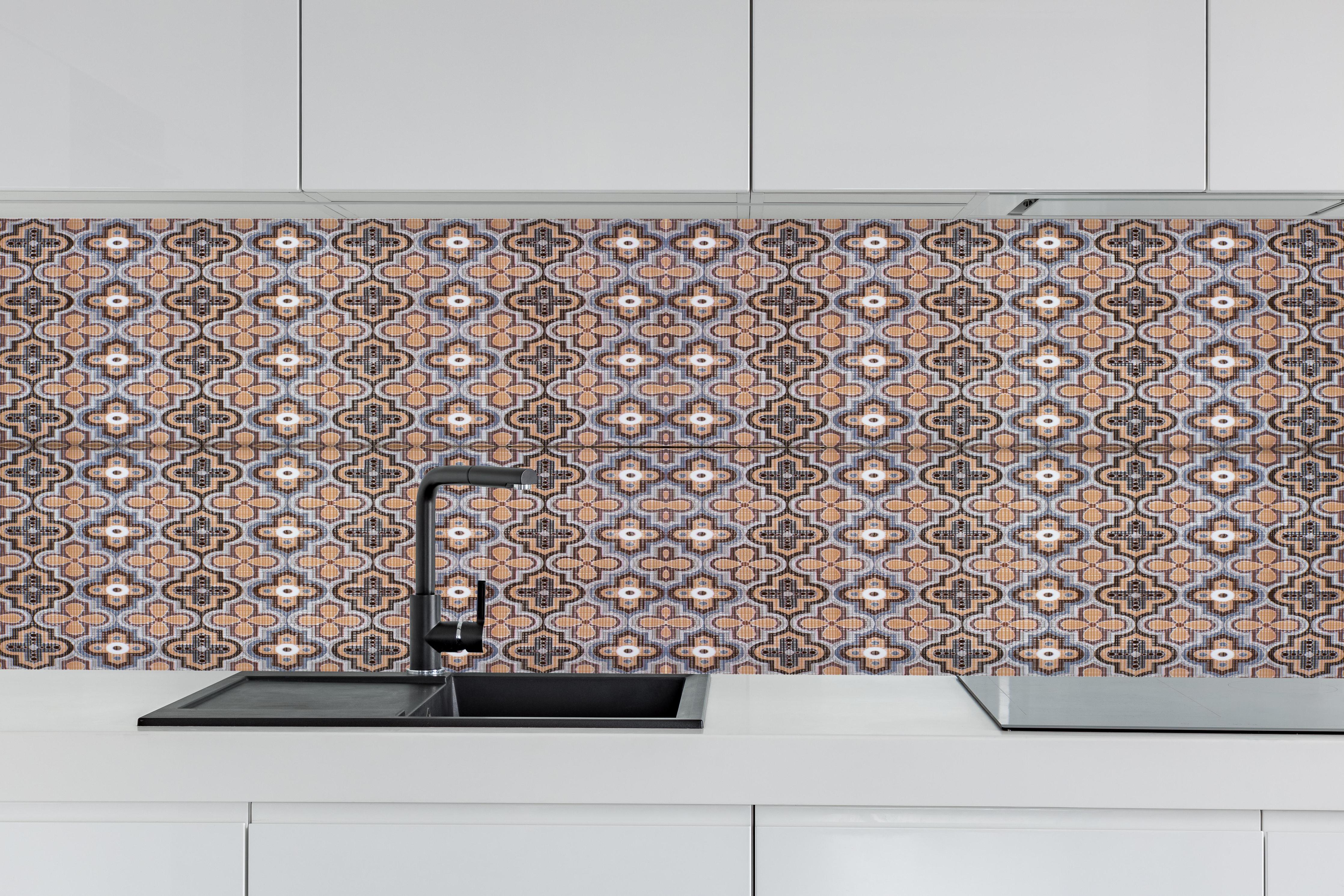 Küche - Elegantes Braun-Beiges Retro-Fliesenmuster hinter weißen Hochglanz-Küchenregalen und schwarzem Wasserhahn