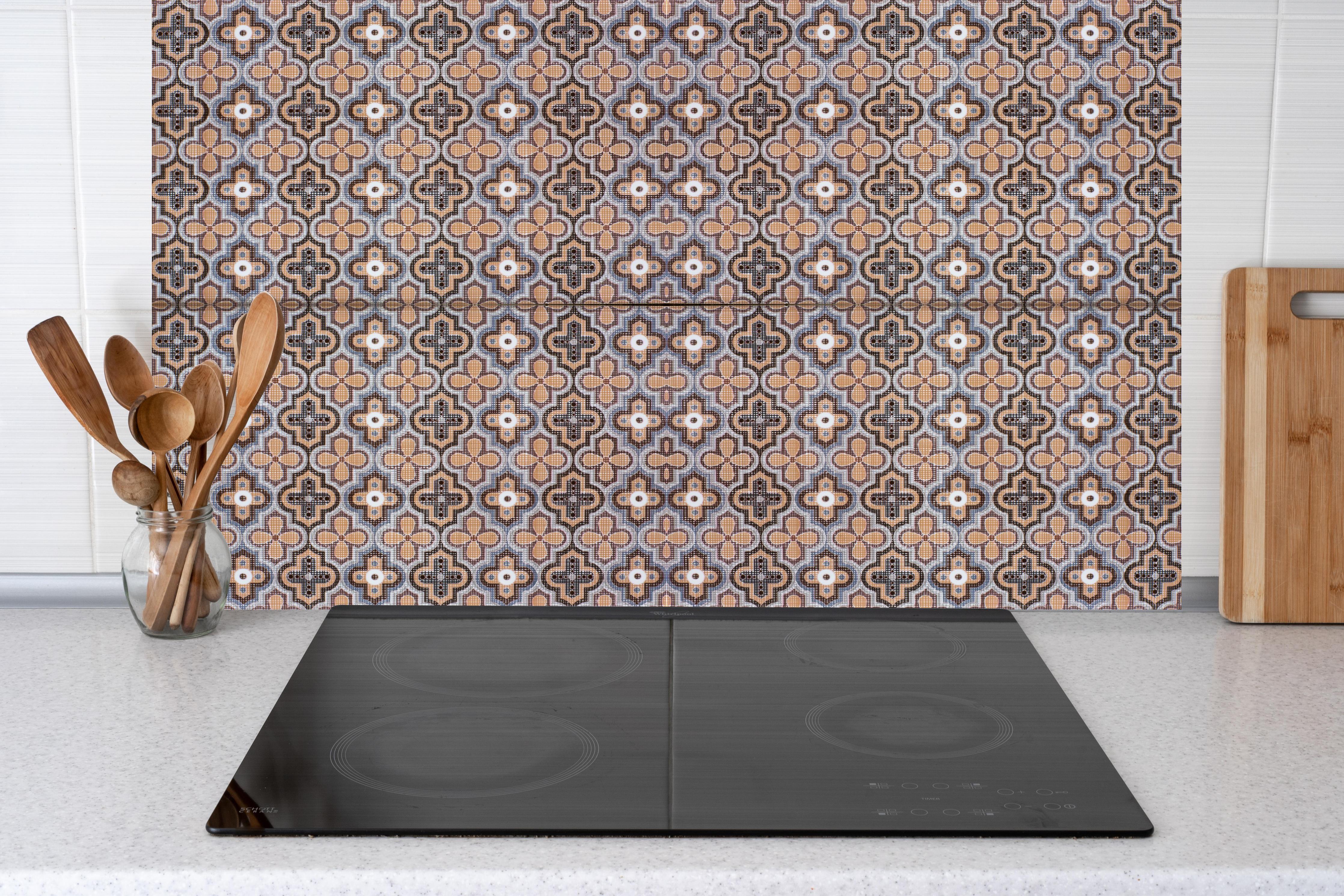 Küche - Elegantes Braun-Beiges Retro-Fliesenmuster hinter weißen Hochglanz-Küchenregalen und schwarzem Wasserhahn