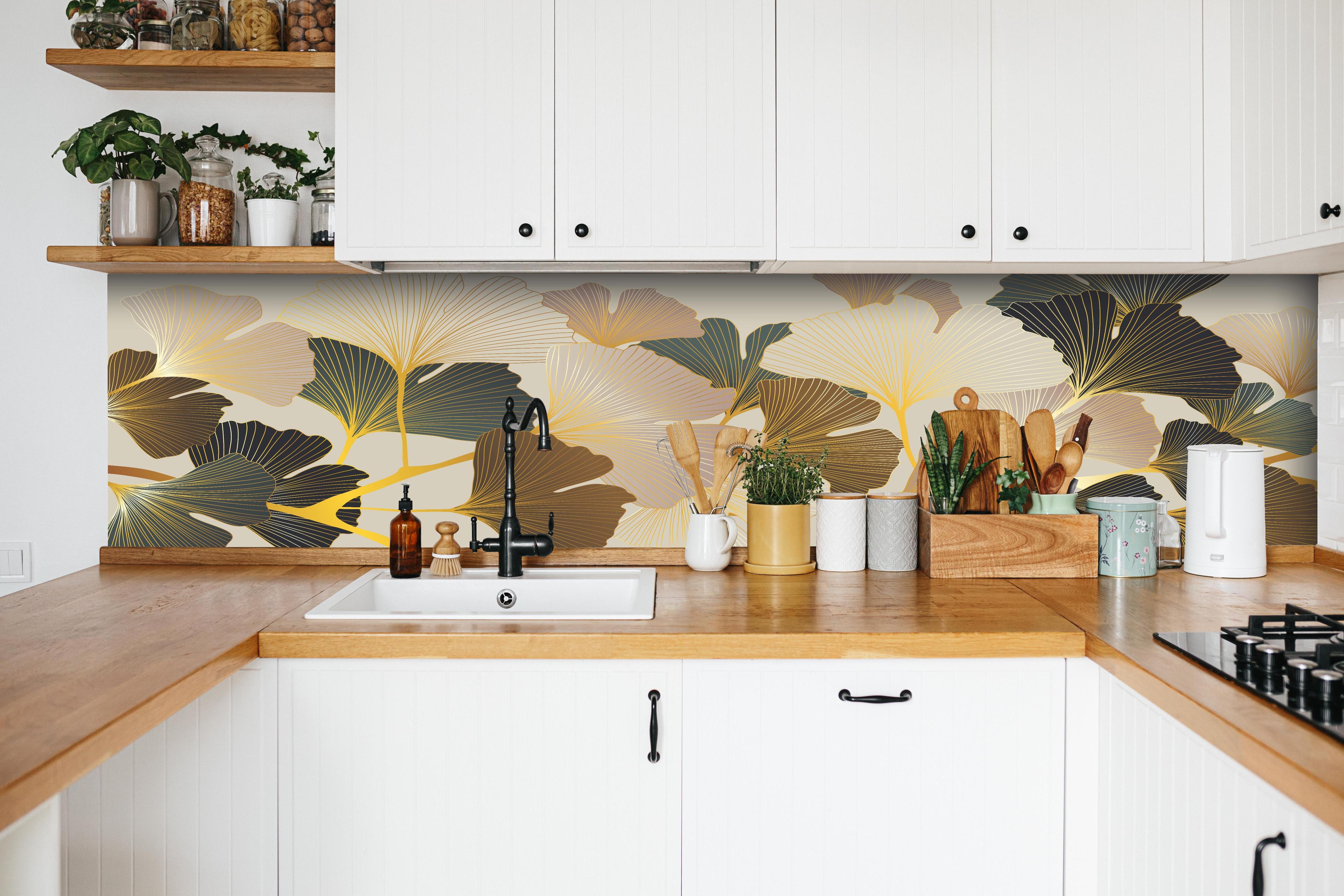 Küche - Elegantes Ginkgo Blatt Muster in Beigetönen hinter weißen Hochglanz-Küchenregalen und schwarzem Wasserhahn