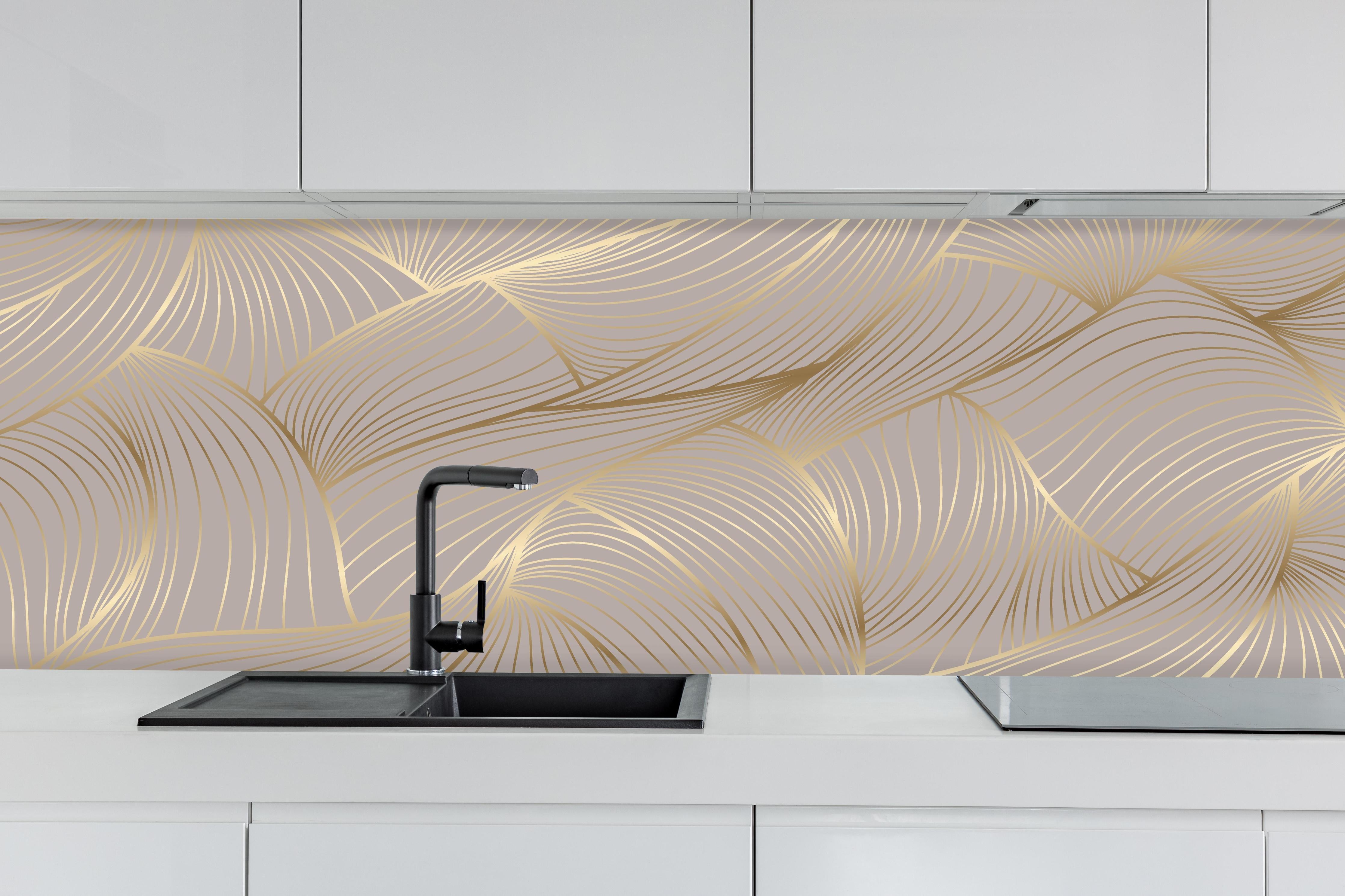 Küche - Elegantes Gold-Beige Wellenstruktur Design hinter weißen Hochglanz-Küchenregalen und schwarzem Wasserhahn