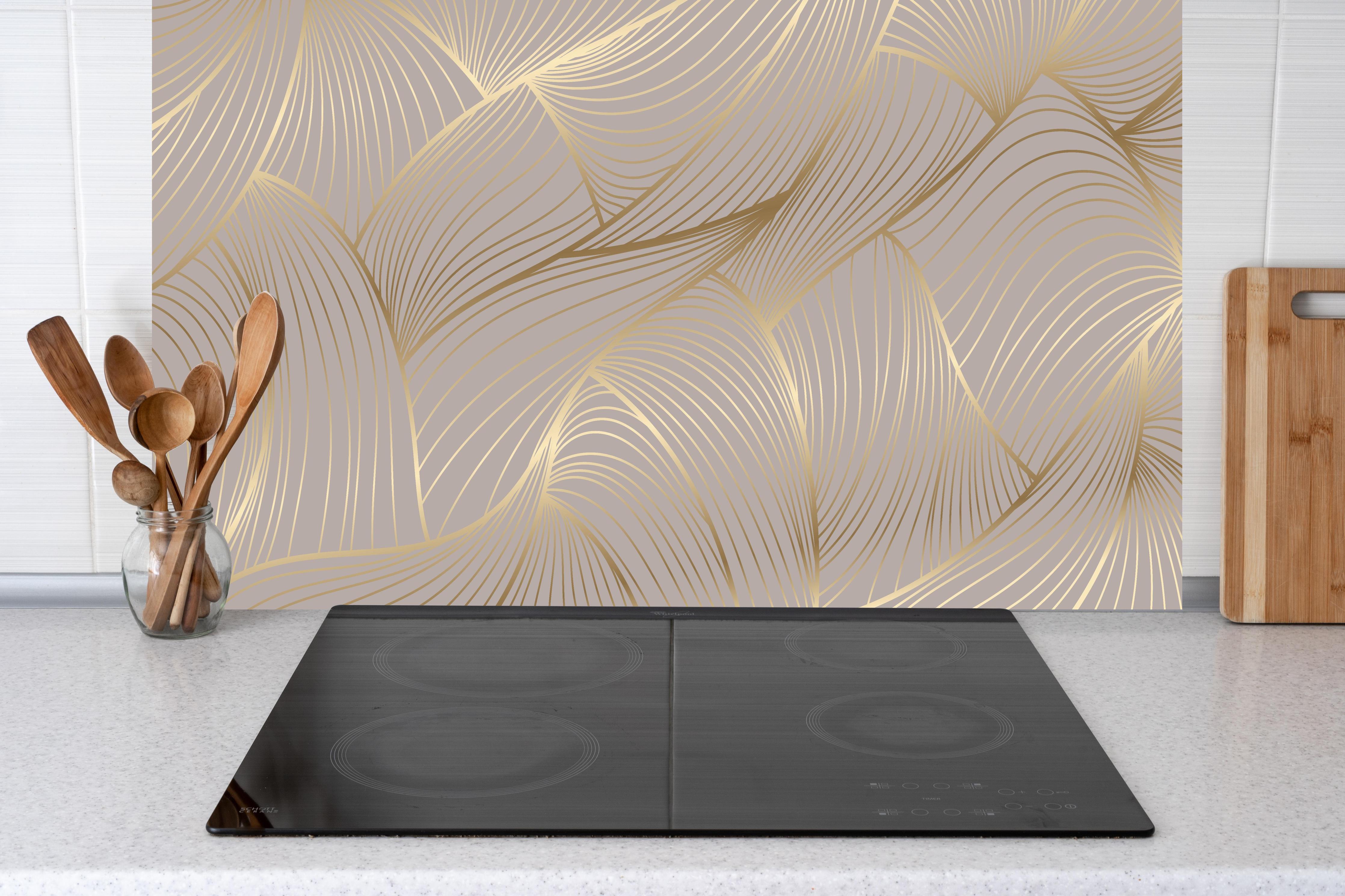 Küche - Elegantes Gold-Beige Wellenstruktur Design hinter weißen Hochglanz-Küchenregalen und schwarzem Wasserhahn