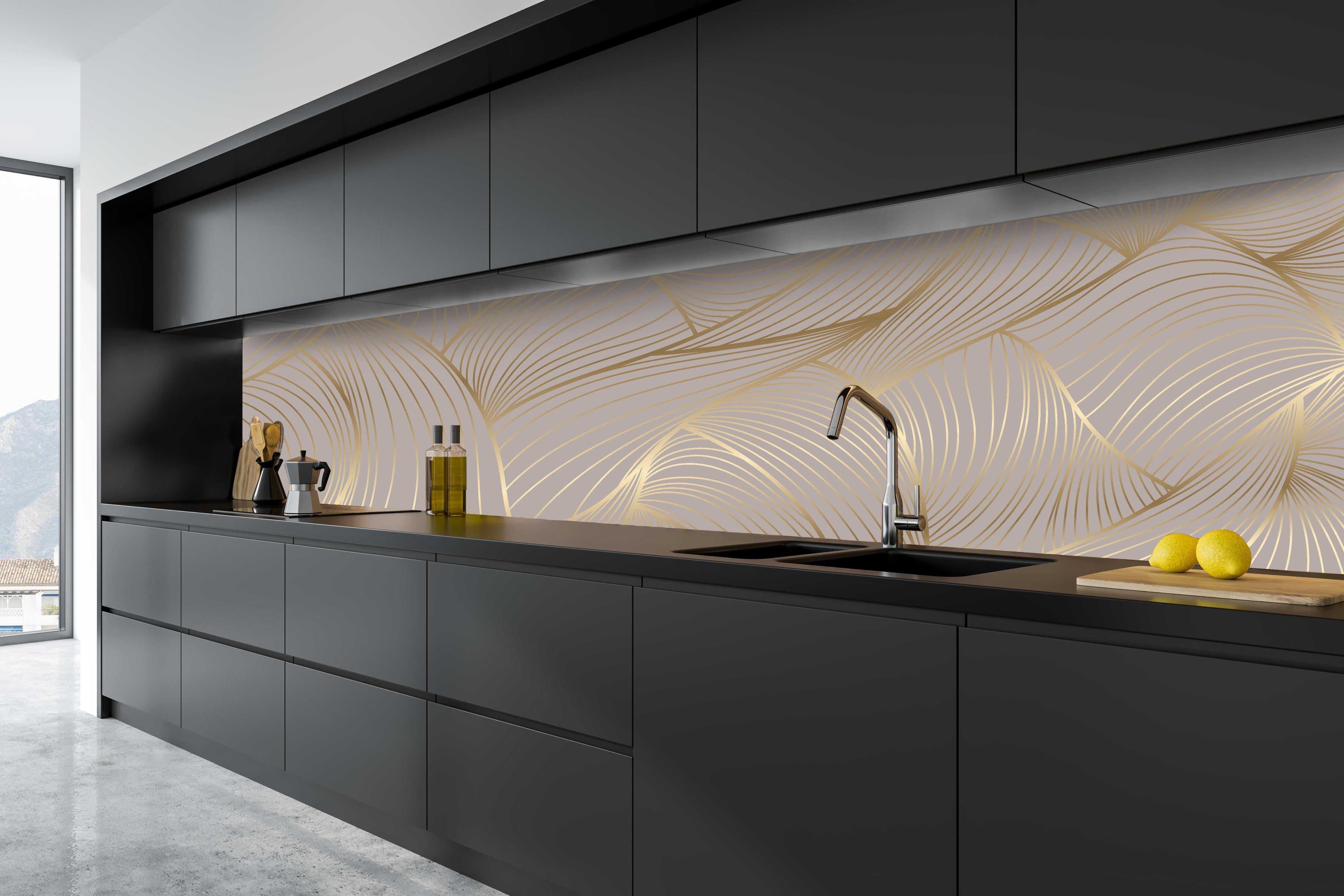 Küche - Elegantes Gold-Beige Wellenstruktur Design hinter weißen Hochglanz-Küchenregalen und schwarzem Wasserhahn