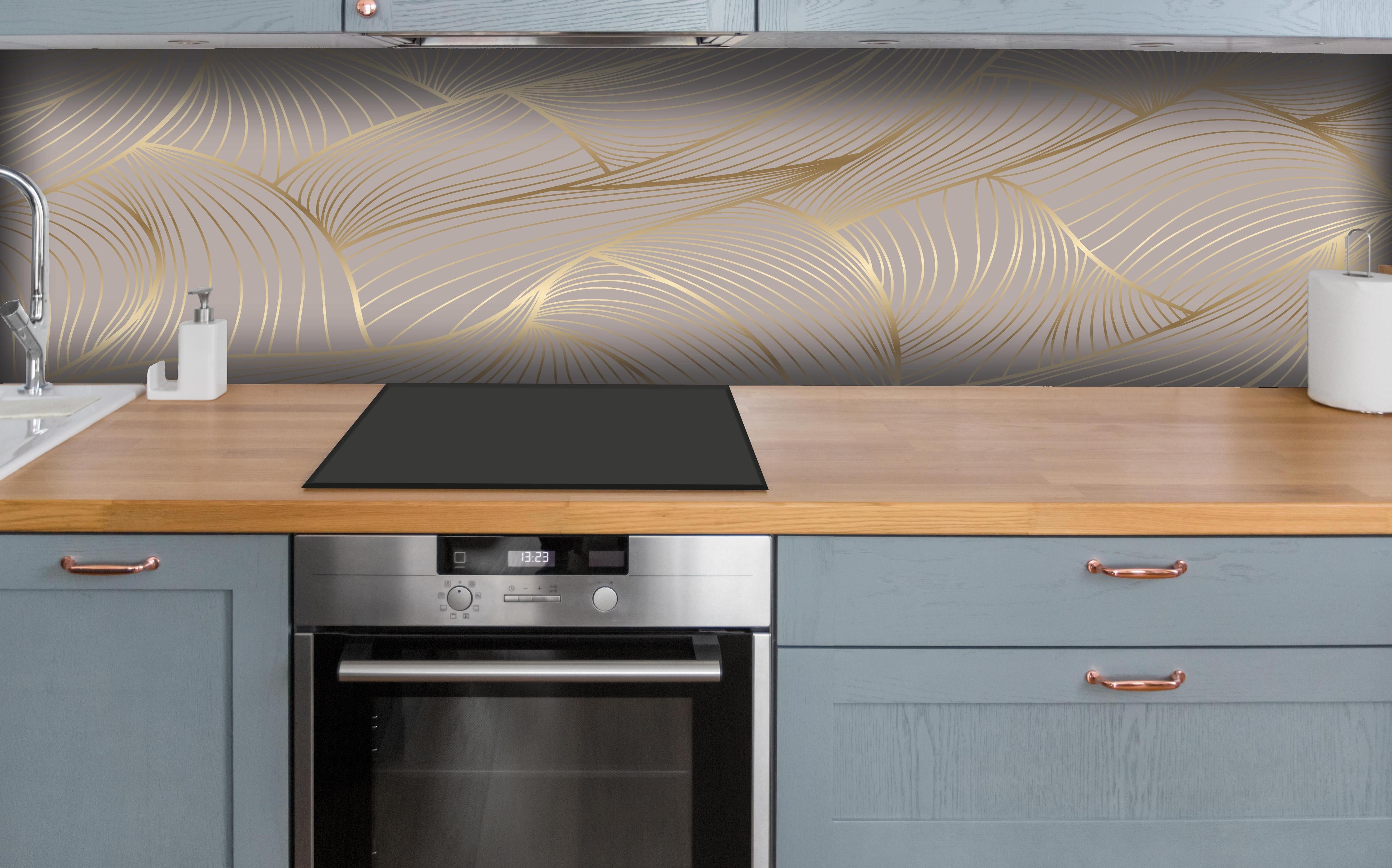 Küche - Elegantes Gold-Beige Wellenstruktur Design hinter weißen Hochglanz-Küchenregalen und schwarzem Wasserhahn