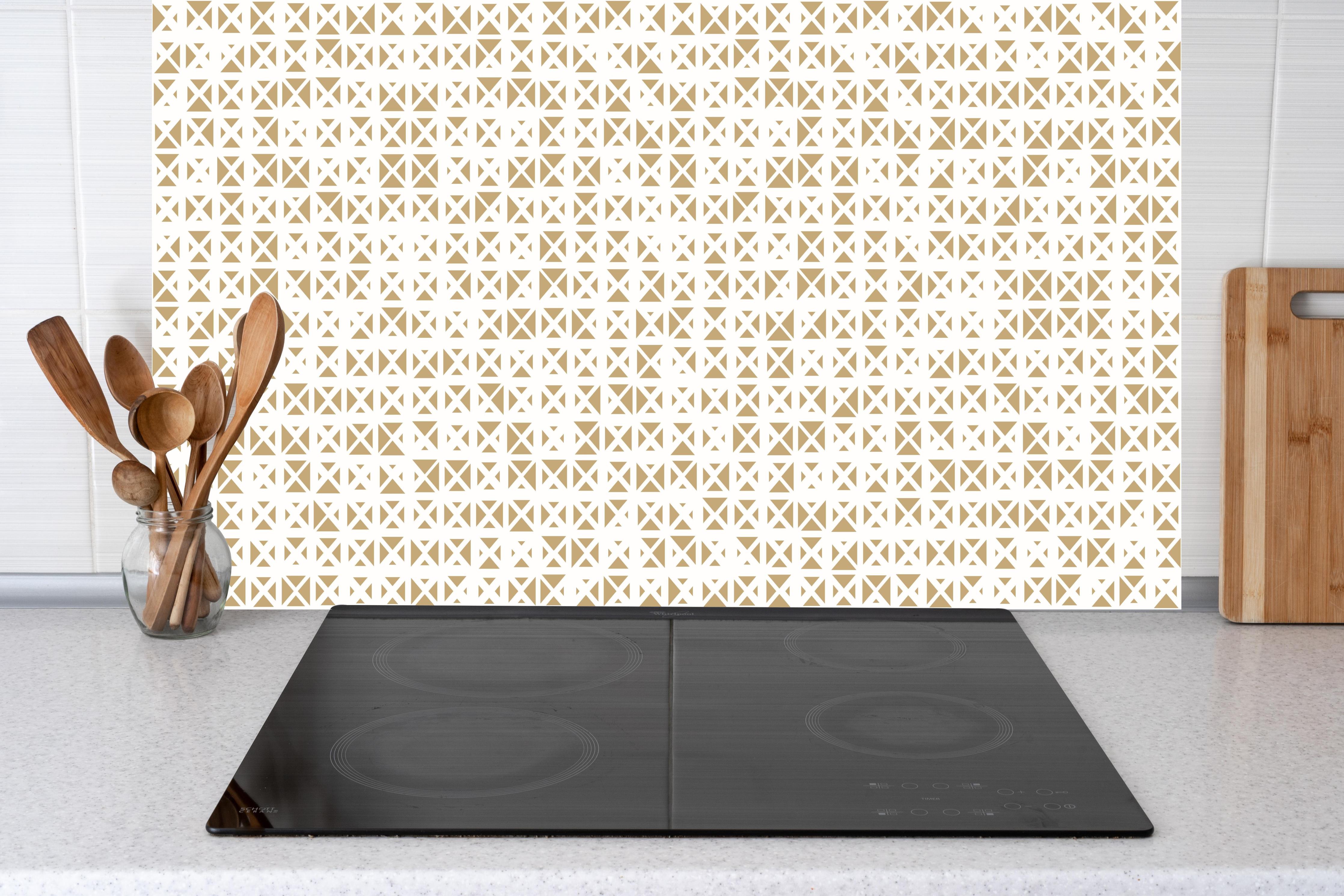 Küche - Elegantes Gold-Weiß Ornament Muster hinter weißen Hochglanz-Küchenregalen und schwarzem Wasserhahn