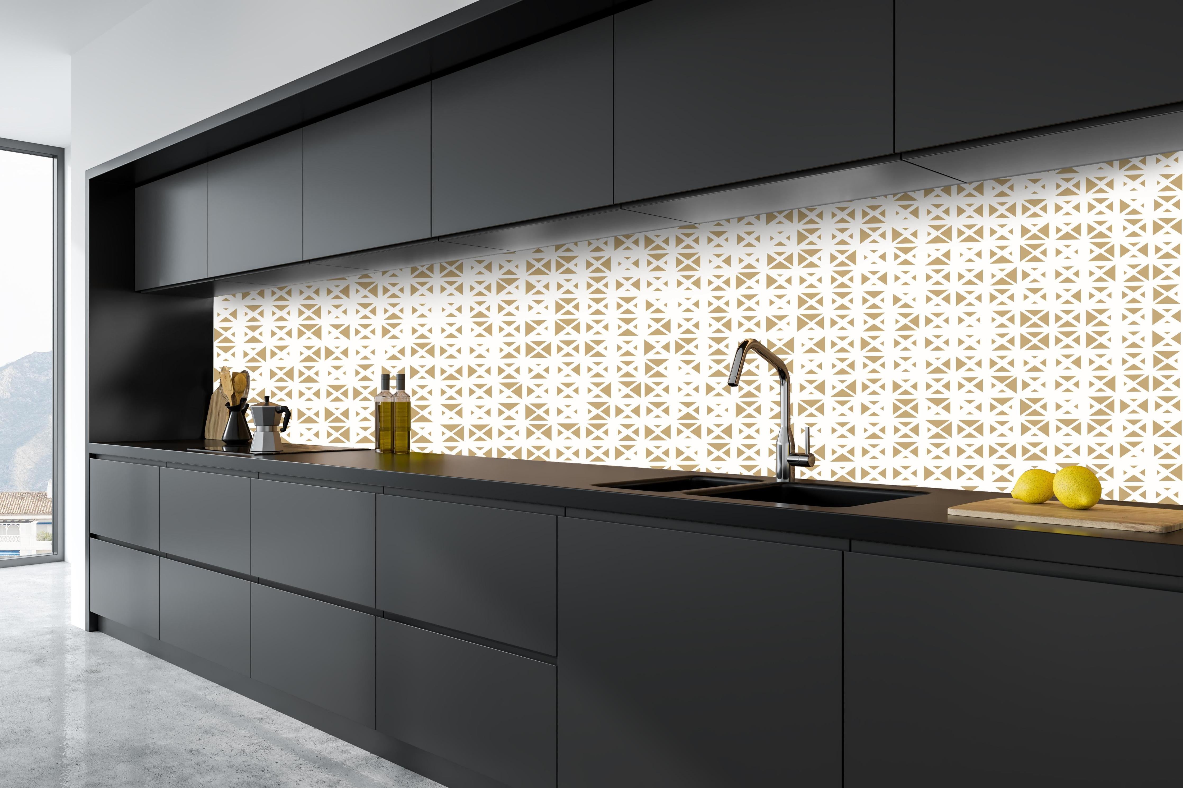 Küche - Elegantes Gold-Weiß Ornament Muster hinter weißen Hochglanz-Küchenregalen und schwarzem Wasserhahn