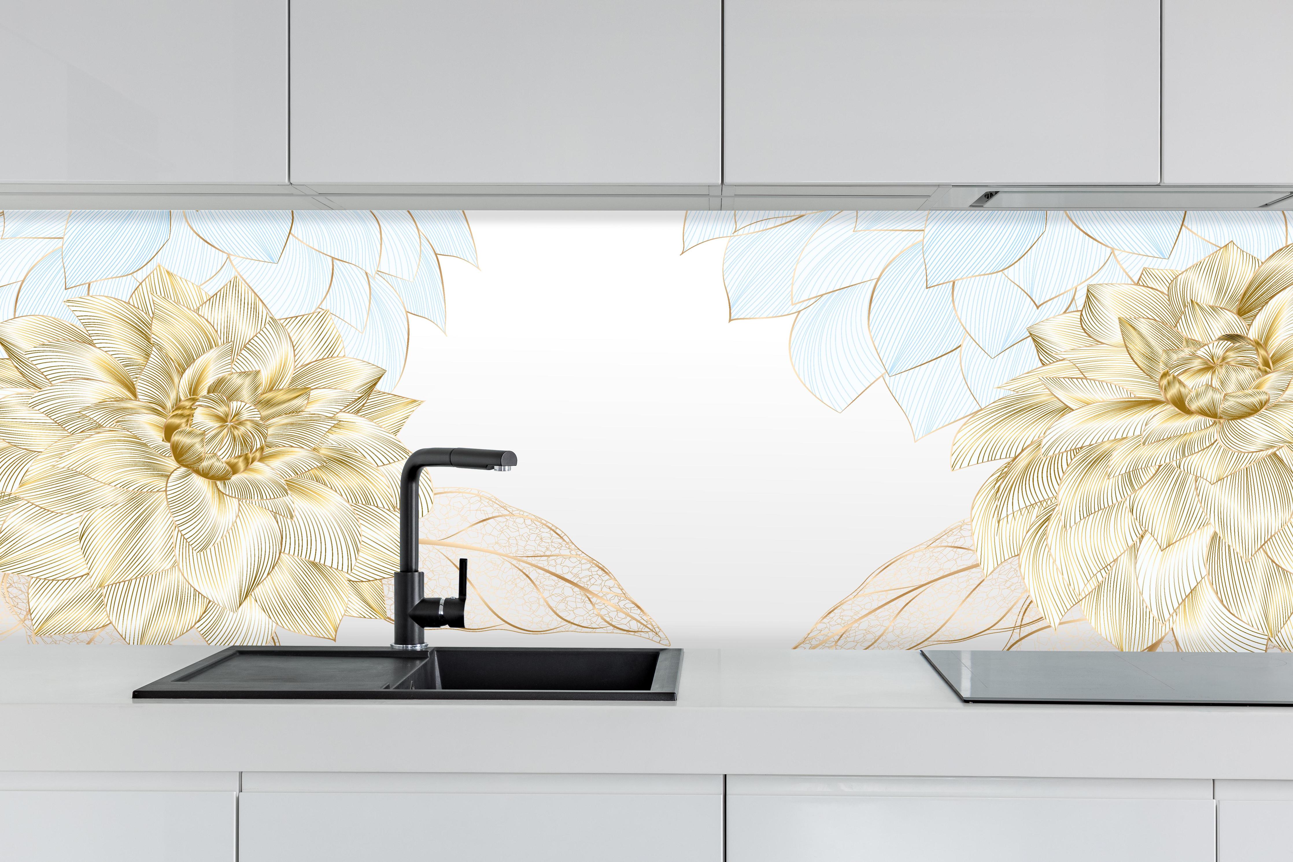 Küche - Elegantes Gold-Weißes Blumenmuster hinter weißen Hochglanz-Küchenregalen und schwarzem Wasserhahn