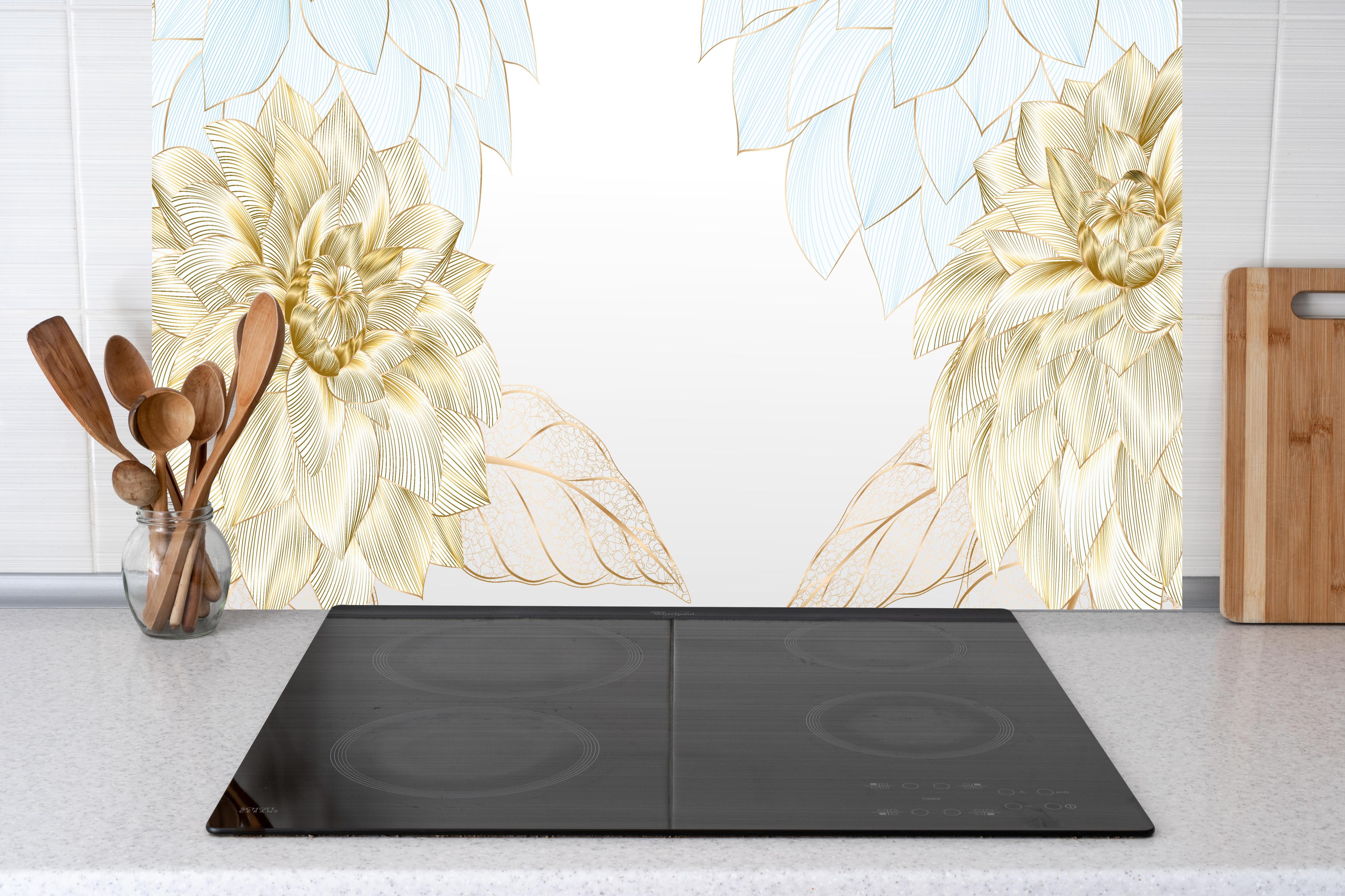 Küche - Elegantes Gold-Weißes Blumenmuster hinter weißen Hochglanz-Küchenregalen und schwarzem Wasserhahn