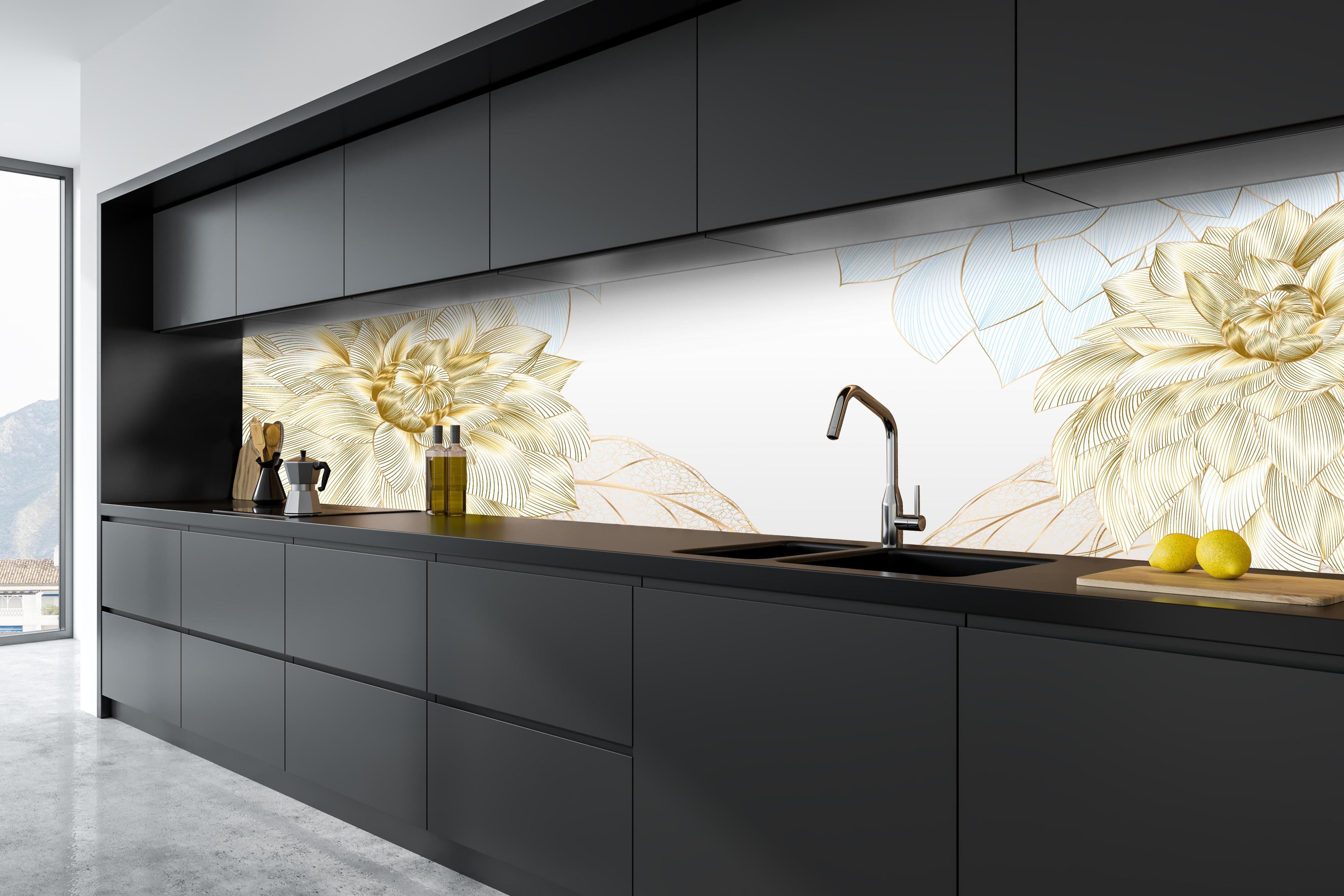 Küche - Elegantes Gold-Weißes Blumenmuster hinter weißen Hochglanz-Küchenregalen und schwarzem Wasserhahn