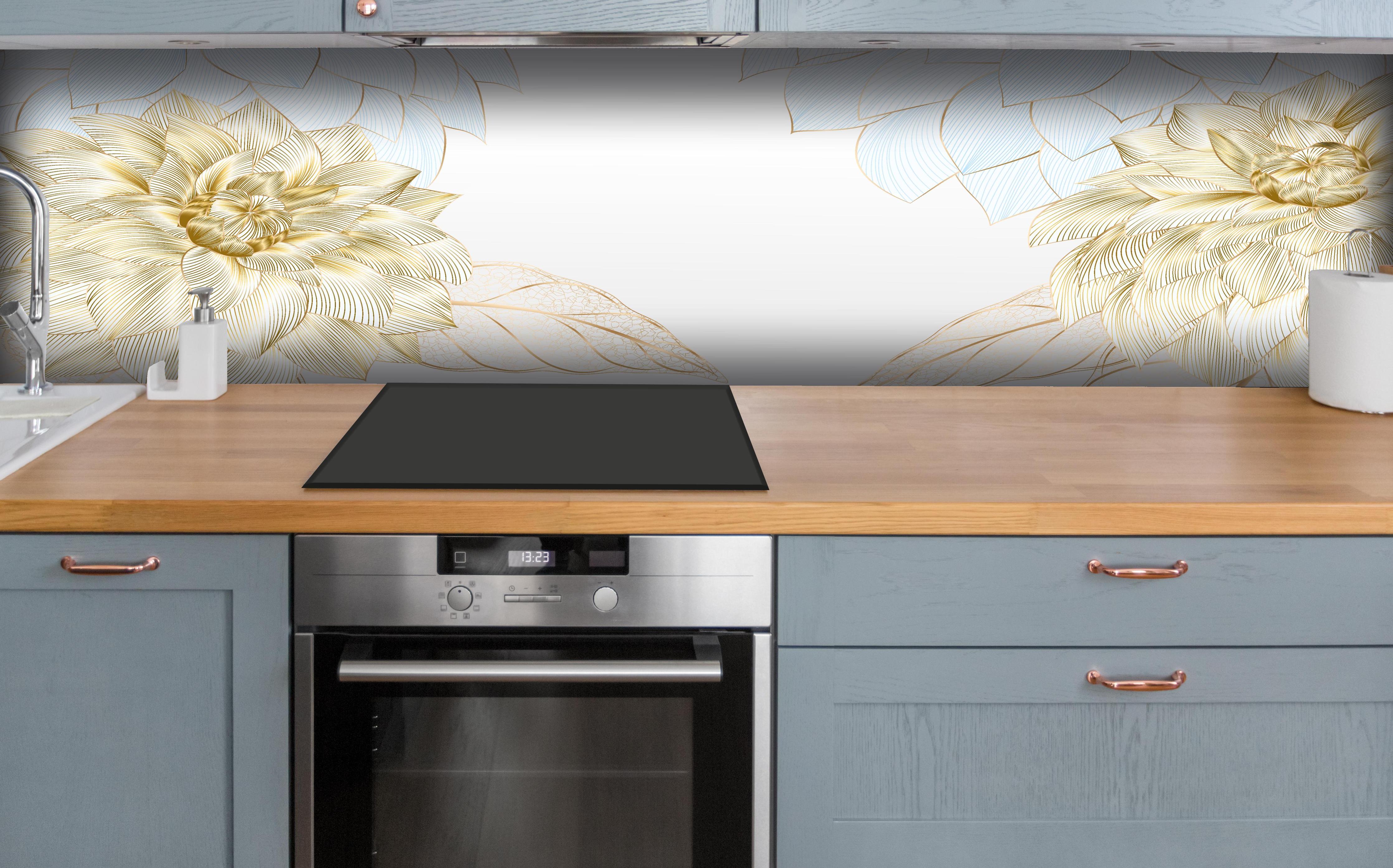 Küche - Elegantes Gold-Weißes Blumenmuster hinter weißen Hochglanz-Küchenregalen und schwarzem Wasserhahn