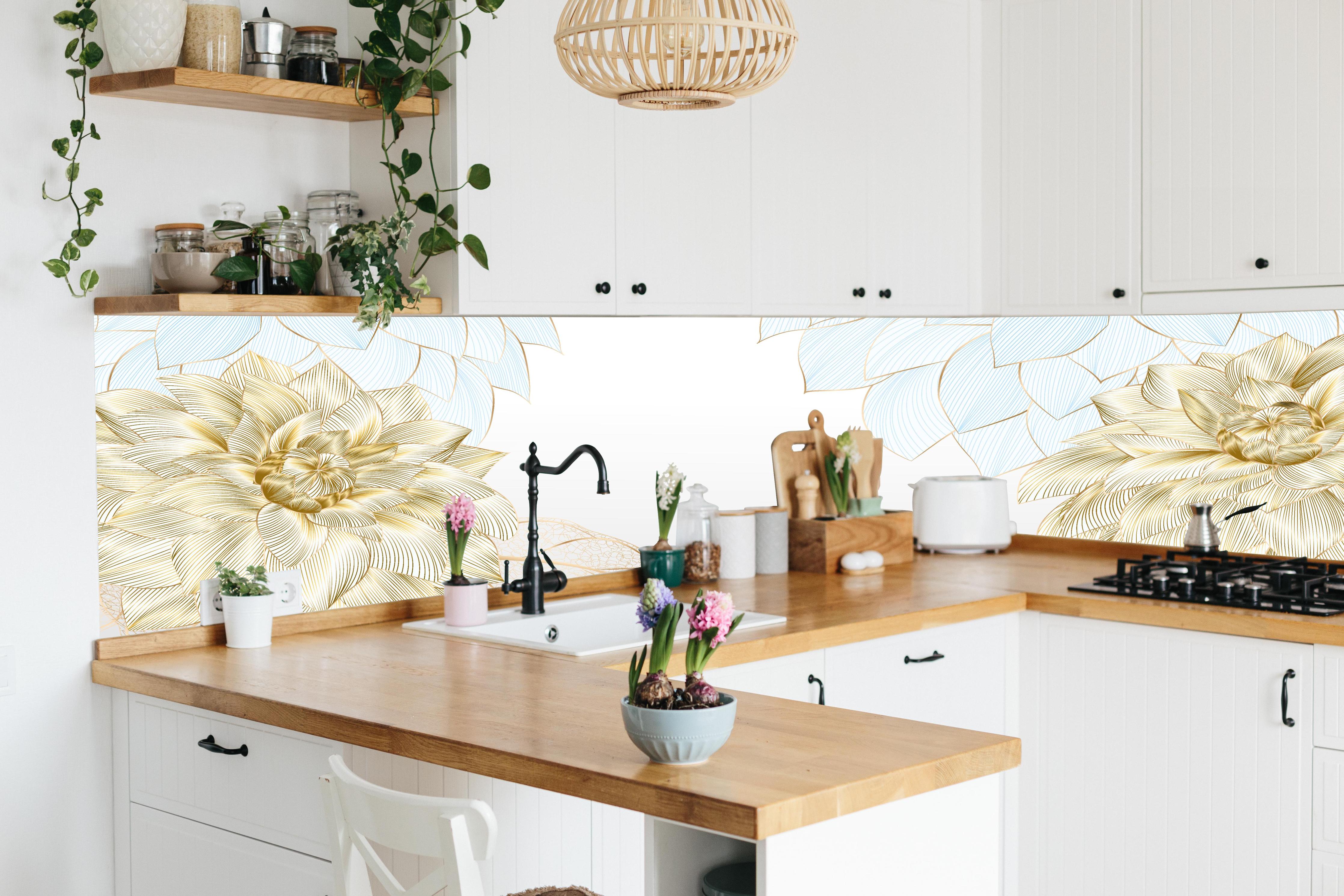 Küche - Elegantes Gold-Weißes Blumenmuster hinter weißen Hochglanz-Küchenregalen und schwarzem Wasserhahn