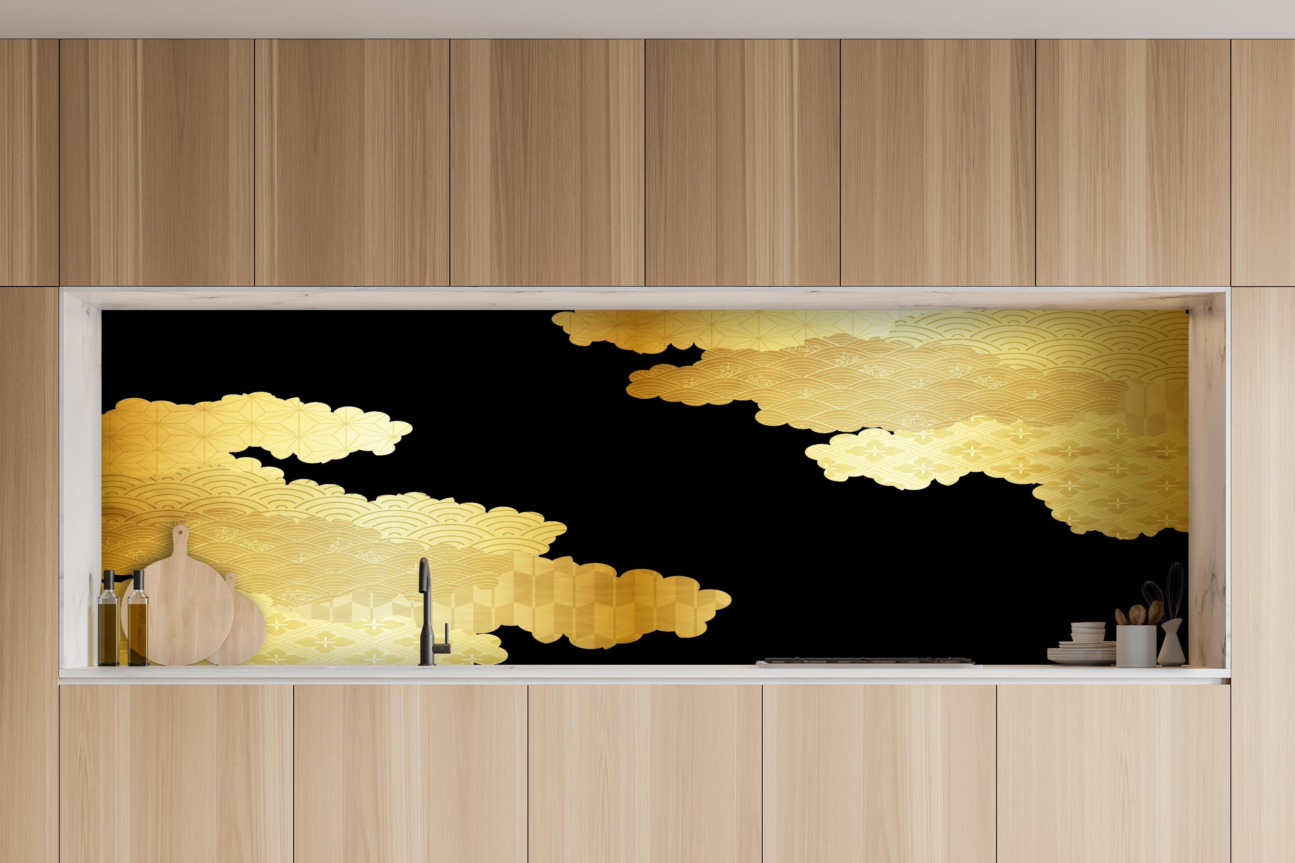 Küche - Elegantes Gold Wolkendesign Luxusmuster hinter weißen Hochglanz-Küchenregalen und schwarzem Wasserhahn