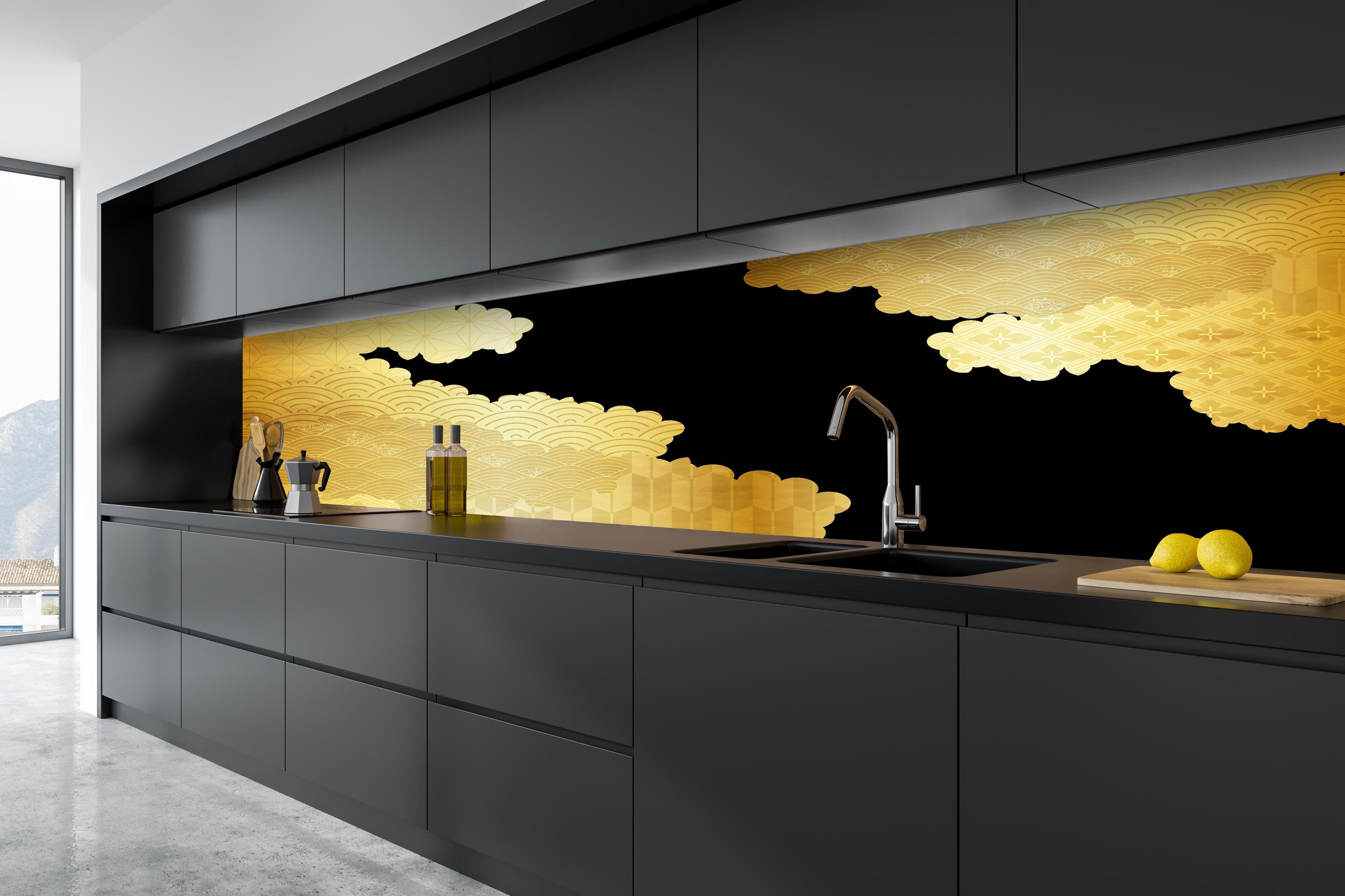 Küche - Elegantes Gold Wolkendesign Luxusmuster hinter weißen Hochglanz-Küchenregalen und schwarzem Wasserhahn