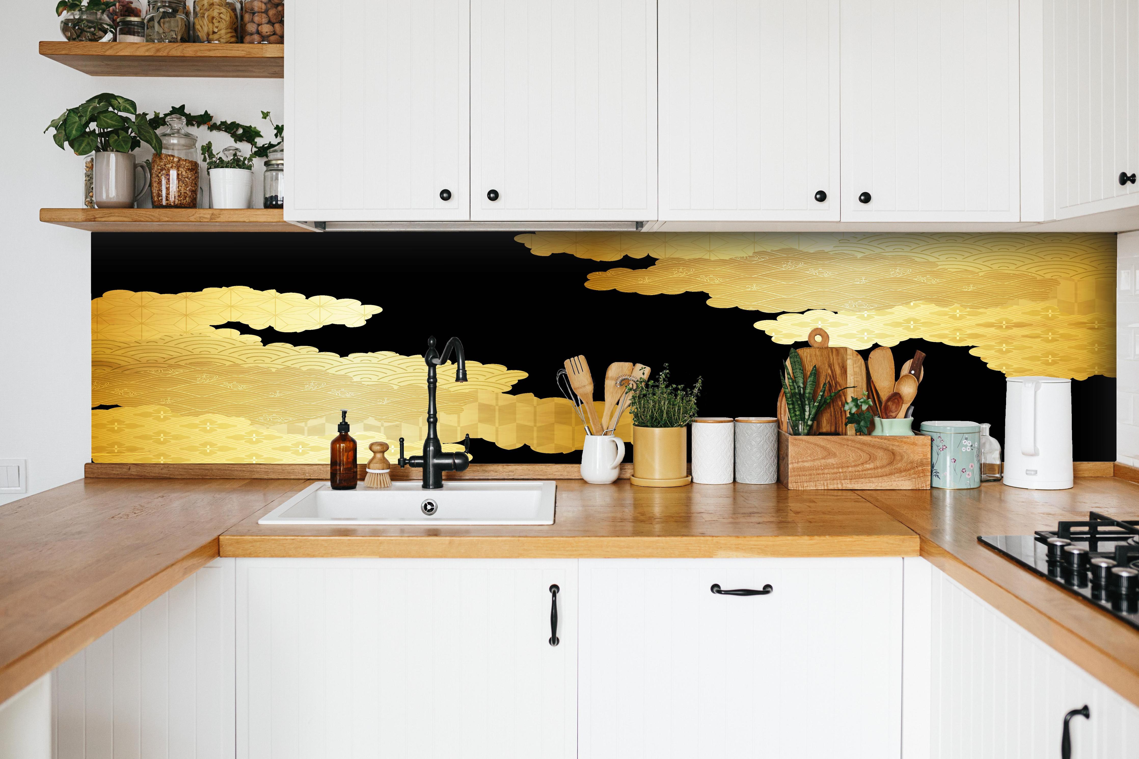 Küche - Elegantes Gold Wolkendesign Luxusmuster hinter weißen Hochglanz-Küchenregalen und schwarzem Wasserhahn