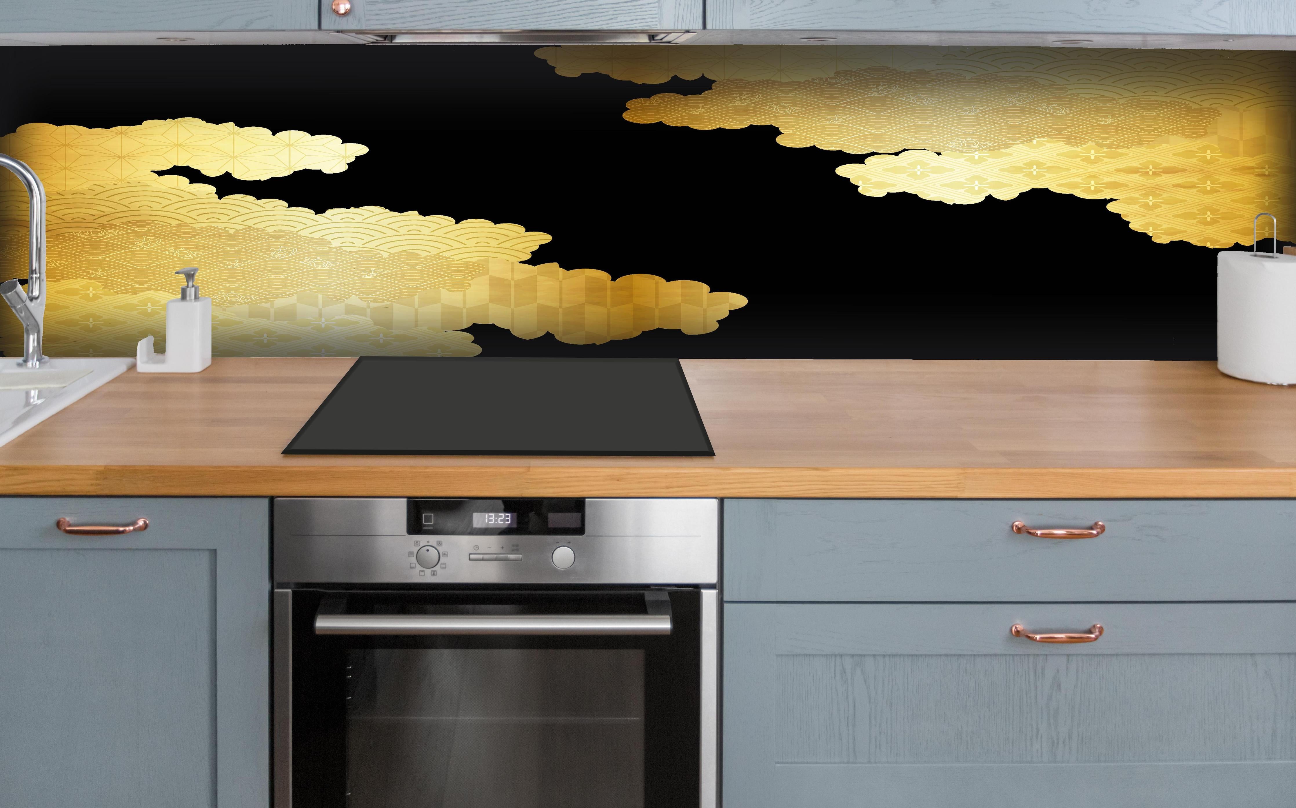 Küche - Elegantes Gold Wolkendesign Luxusmuster hinter weißen Hochglanz-Küchenregalen und schwarzem Wasserhahn