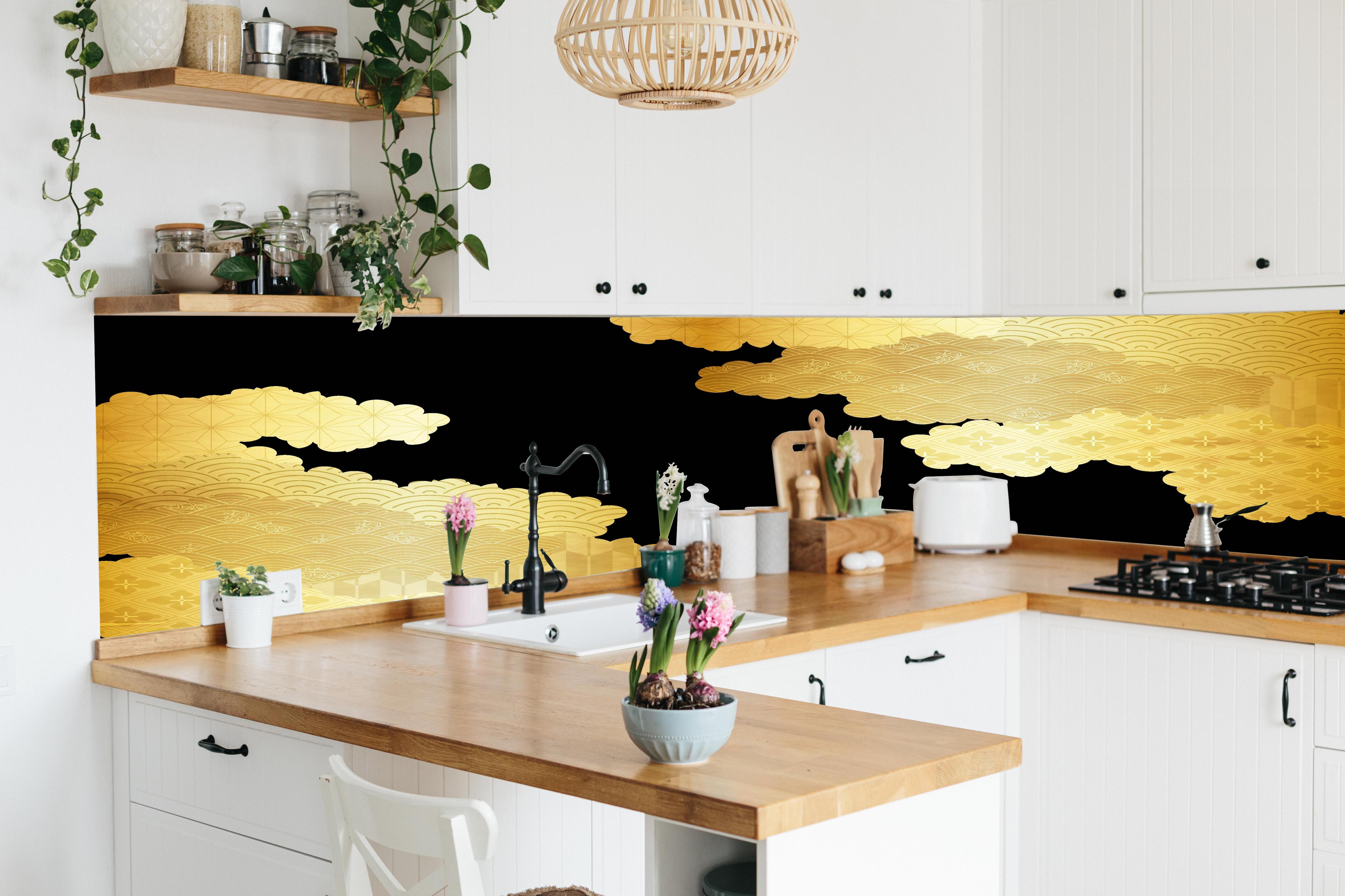 Küche - Elegantes Gold Wolkendesign Luxusmuster hinter weißen Hochglanz-Küchenregalen und schwarzem Wasserhahn