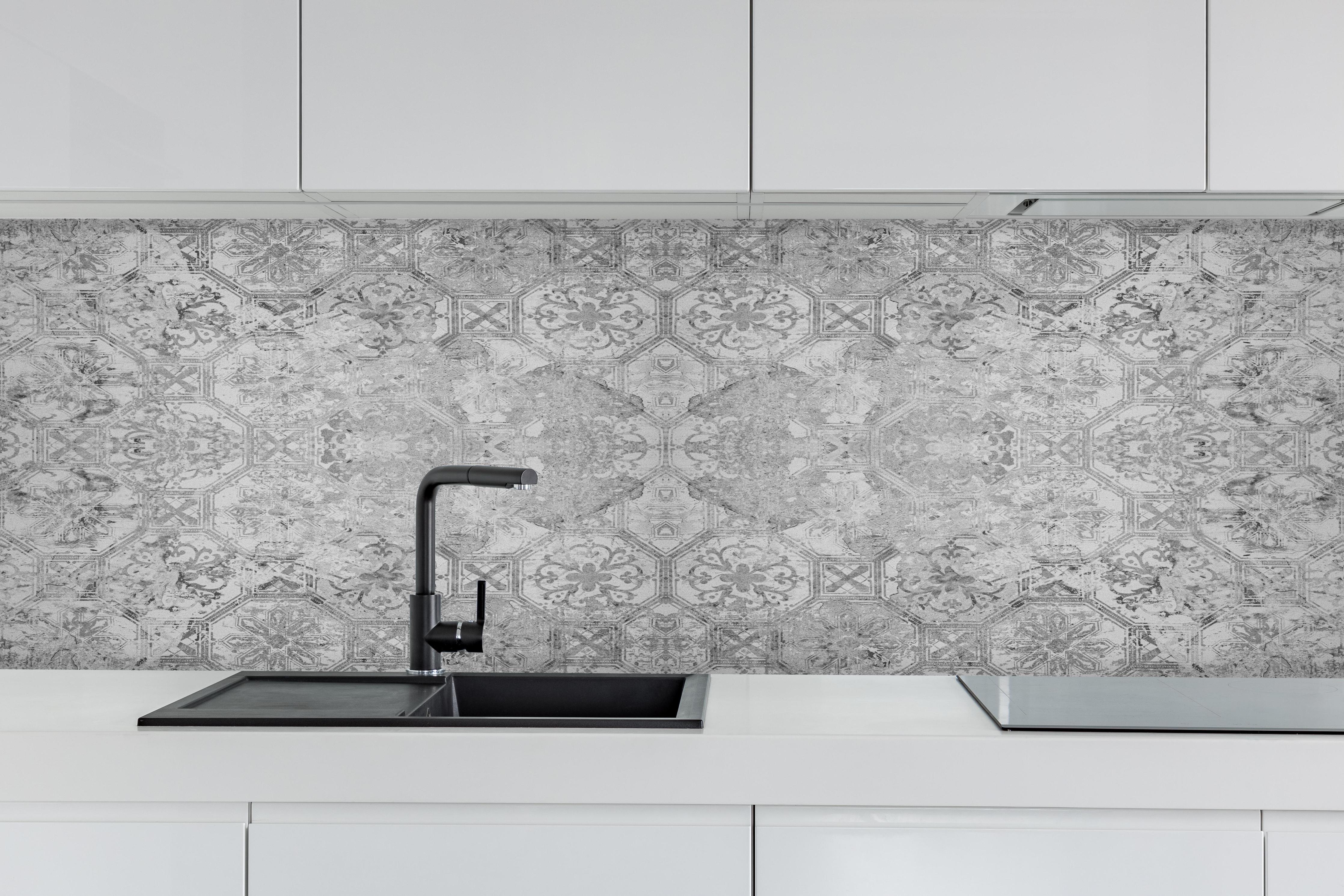 Küche - Elegantes Grau-Weiß Ornament Design hinter weißen Hochglanz-Küchenregalen und schwarzem Wasserhahn