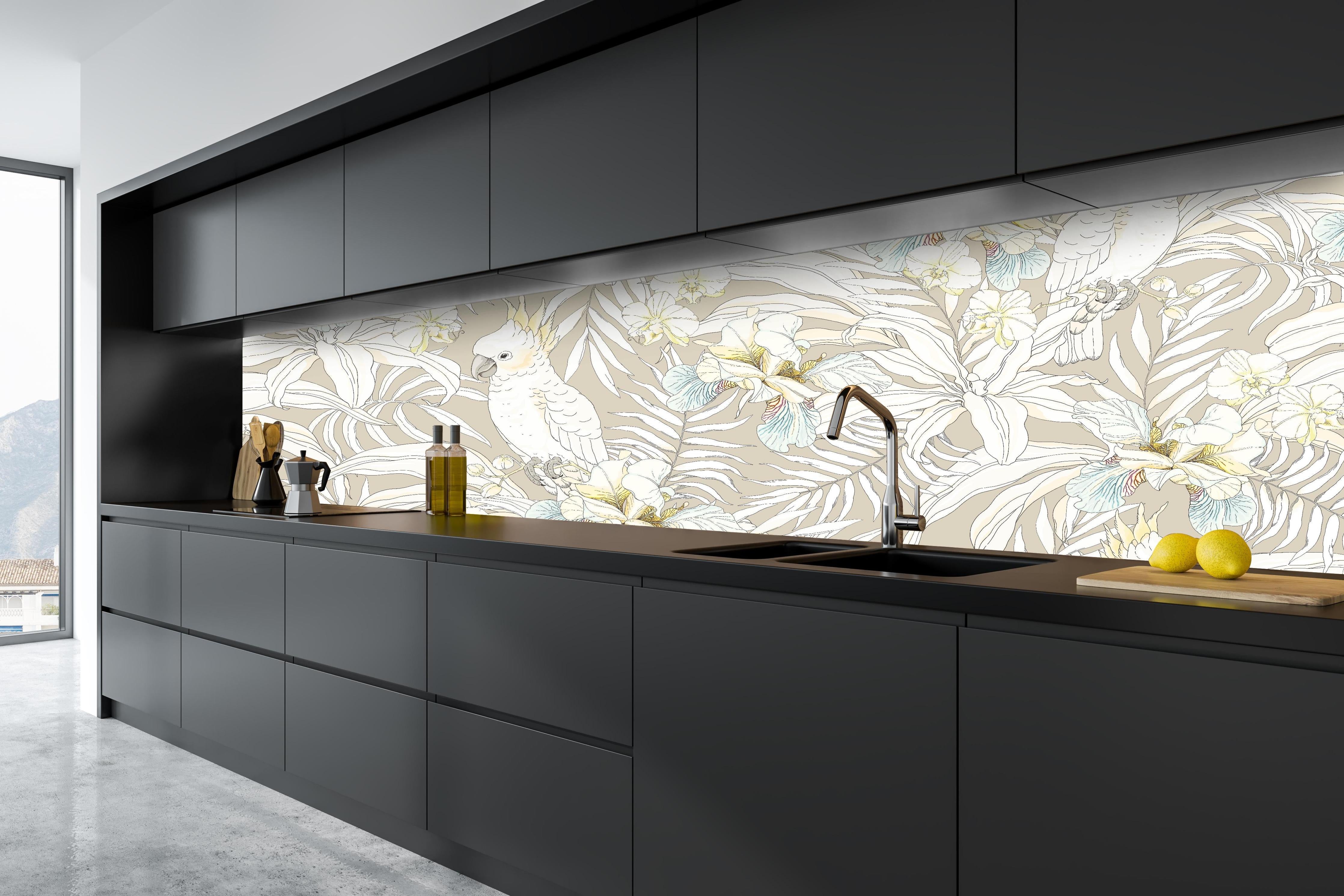 Küche - Elegantes Kakadu-Blumenmuster in Pastellfarben hinter weißen Hochglanz-Küchenregalen und schwarzem Wasserhahn