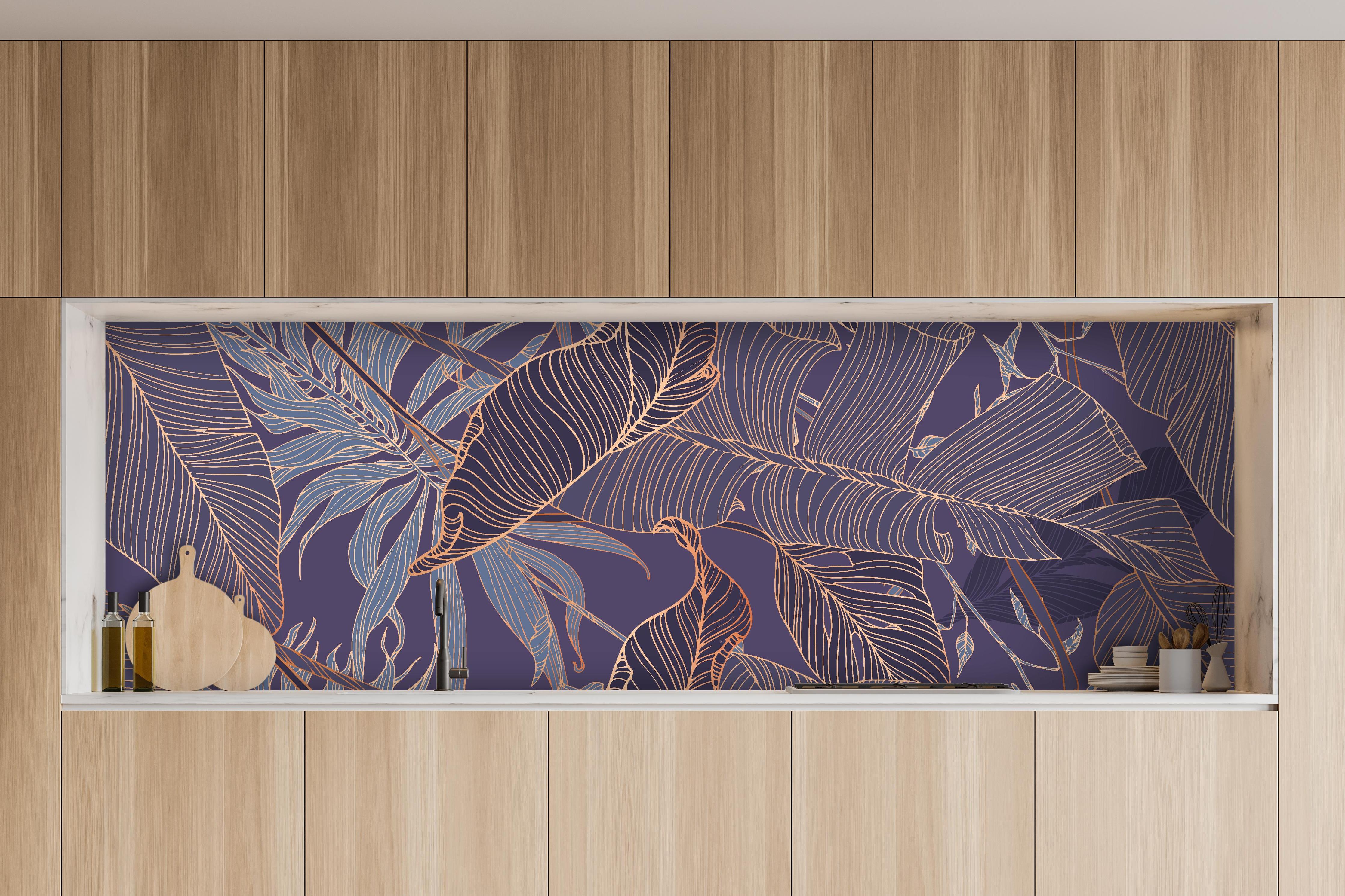 Küche - Elegantes Lila-Goldenes Blättermuster hinter weißen Hochglanz-Küchenregalen und schwarzem Wasserhahn