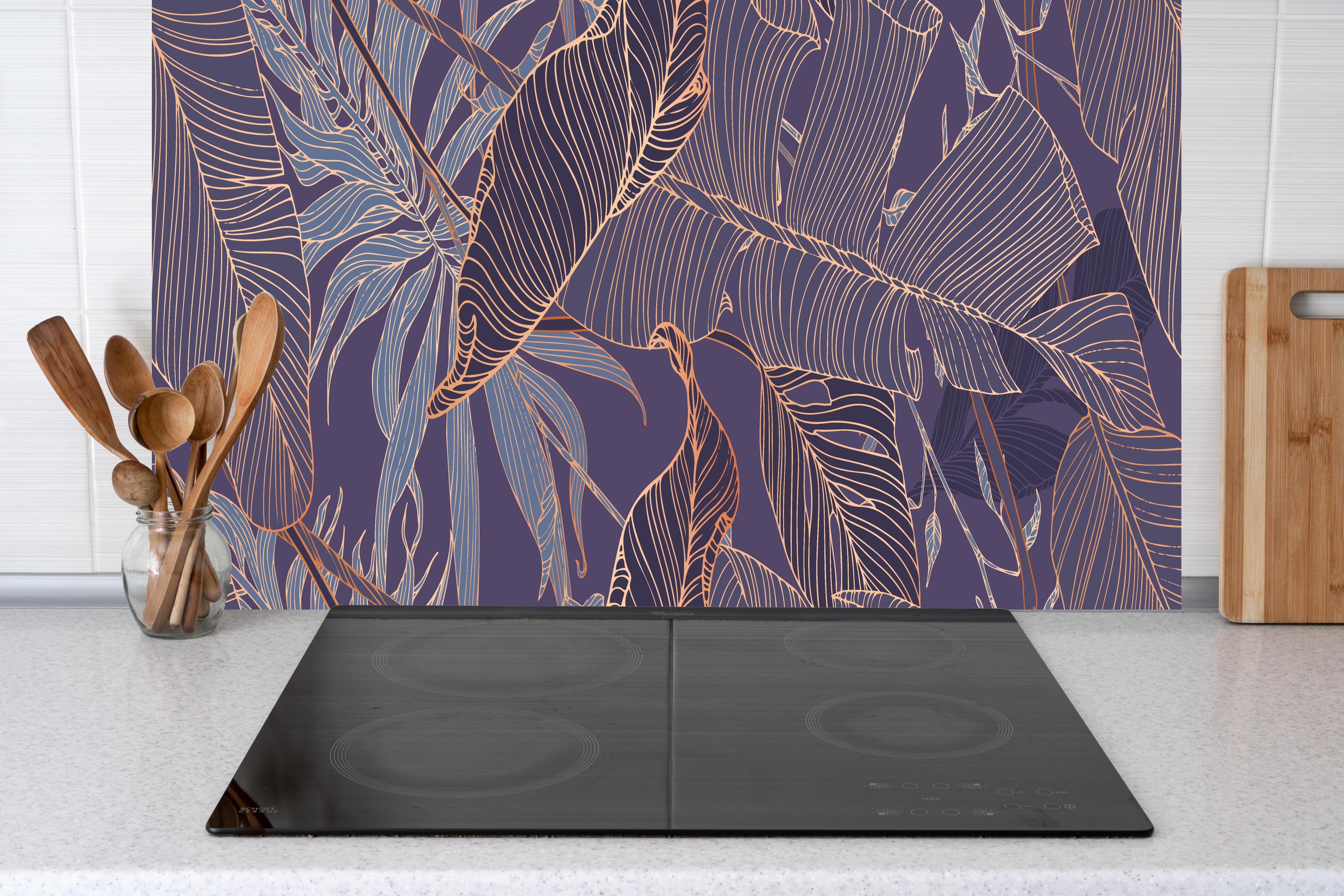 Küche - Elegantes Lila-Goldenes Blättermuster hinter weißen Hochglanz-Küchenregalen und schwarzem Wasserhahn