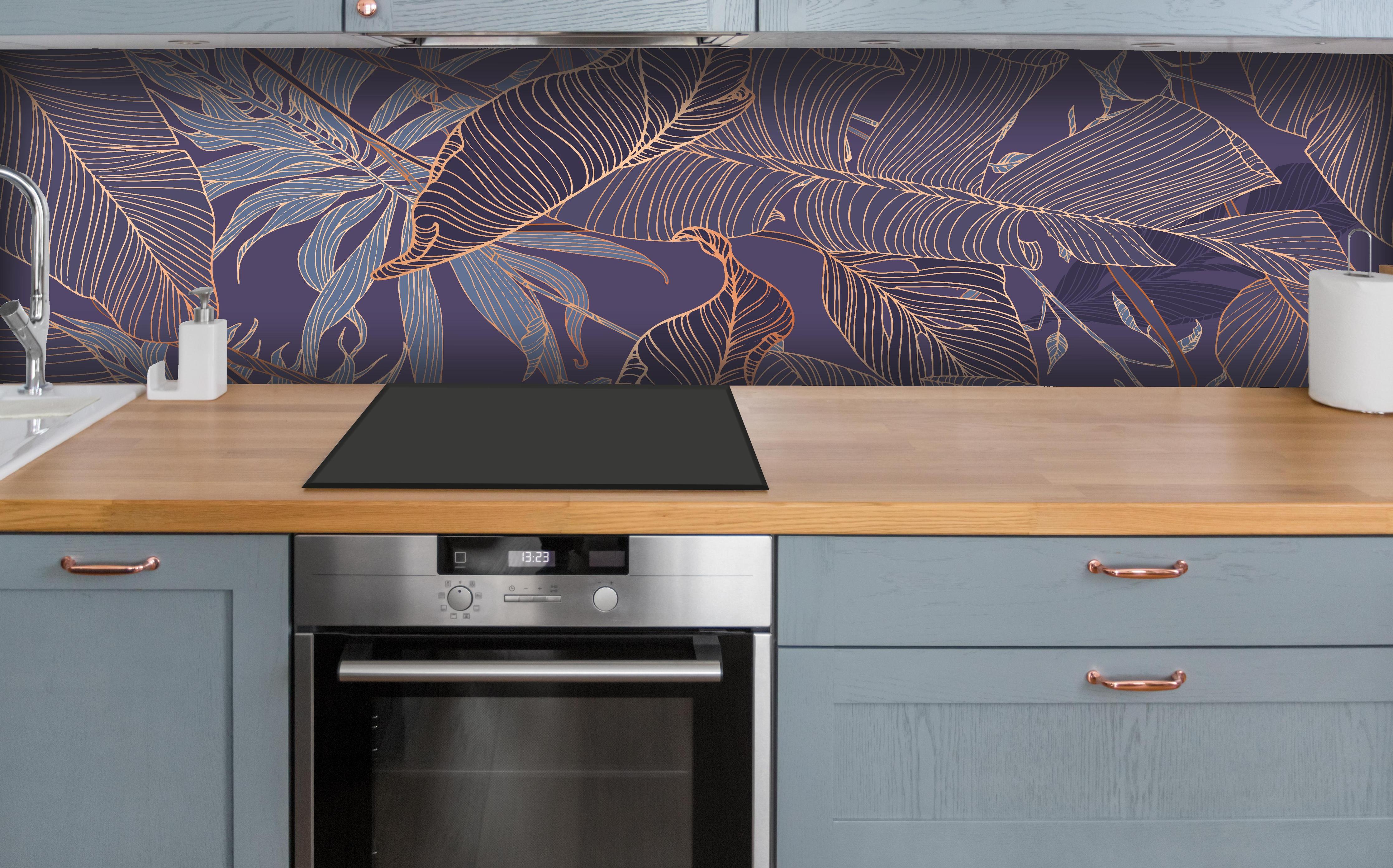 Küche - Elegantes Lila-Goldenes Blättermuster hinter weißen Hochglanz-Küchenregalen und schwarzem Wasserhahn