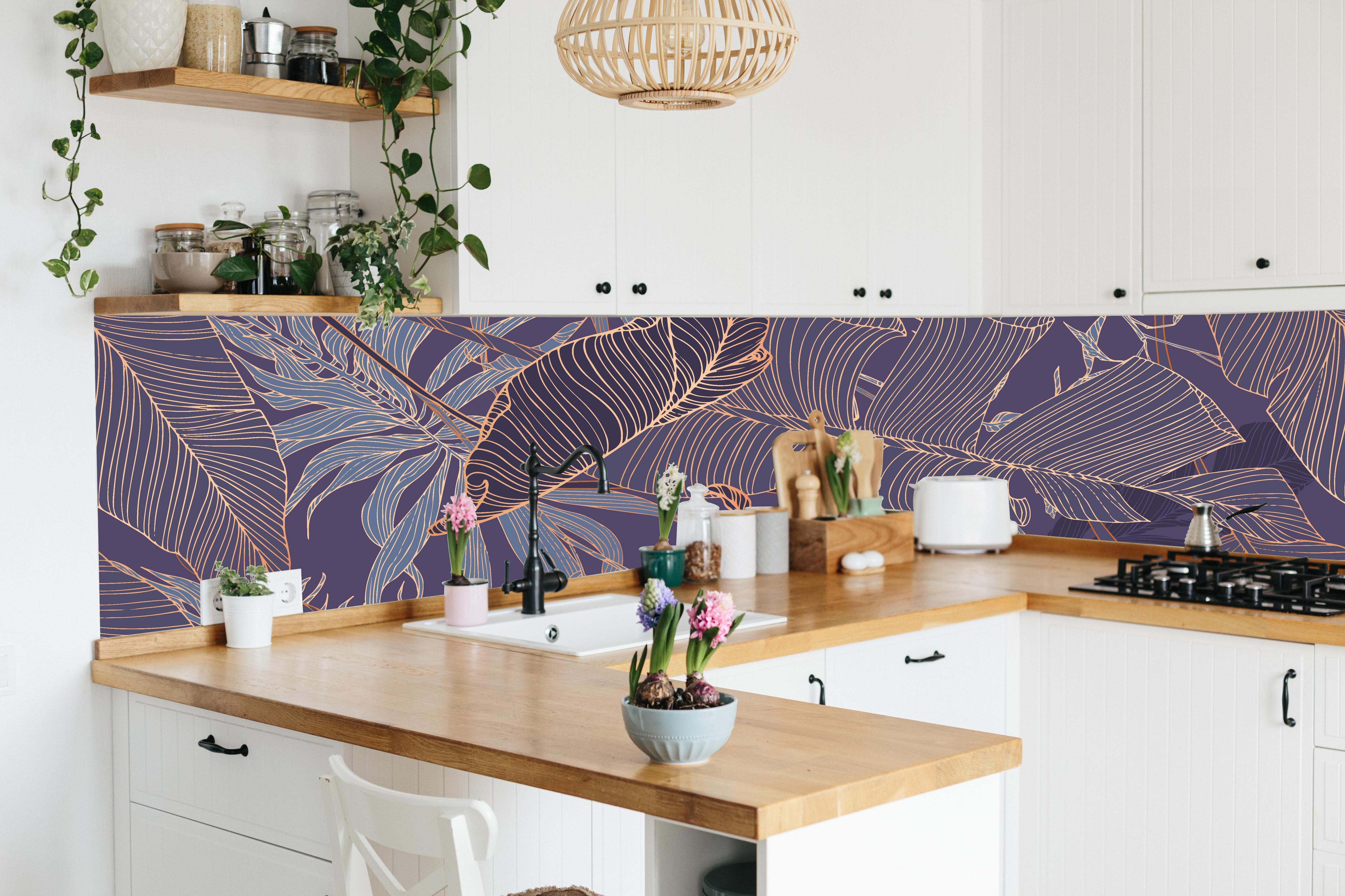 Küche - Elegantes Lila-Goldenes Blättermuster hinter weißen Hochglanz-Küchenregalen und schwarzem Wasserhahn