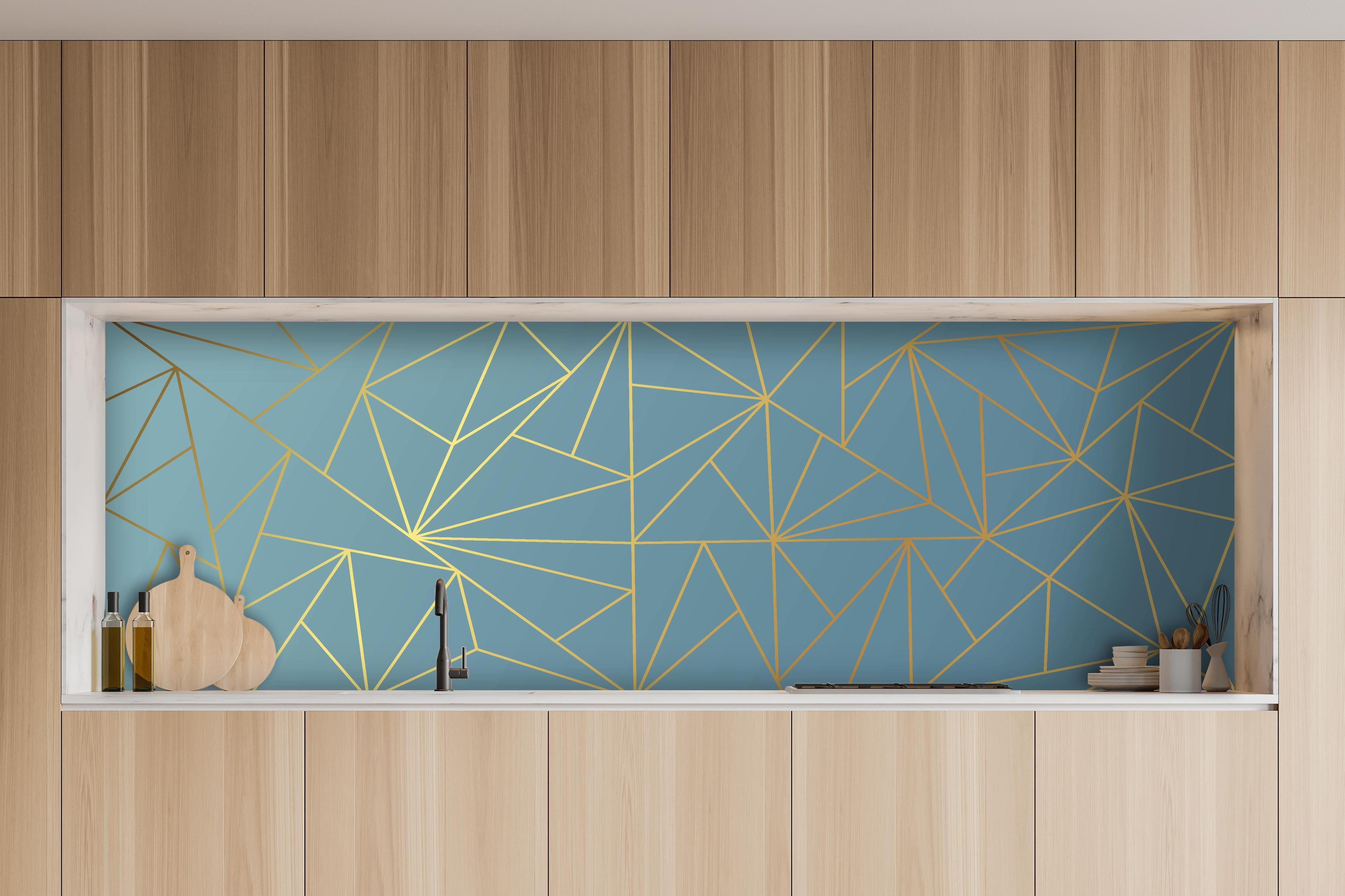 Küche - Elegantes Muster Goldener Linien auf Blau hinter weißen Hochglanz-Küchenregalen und schwarzem Wasserhahn