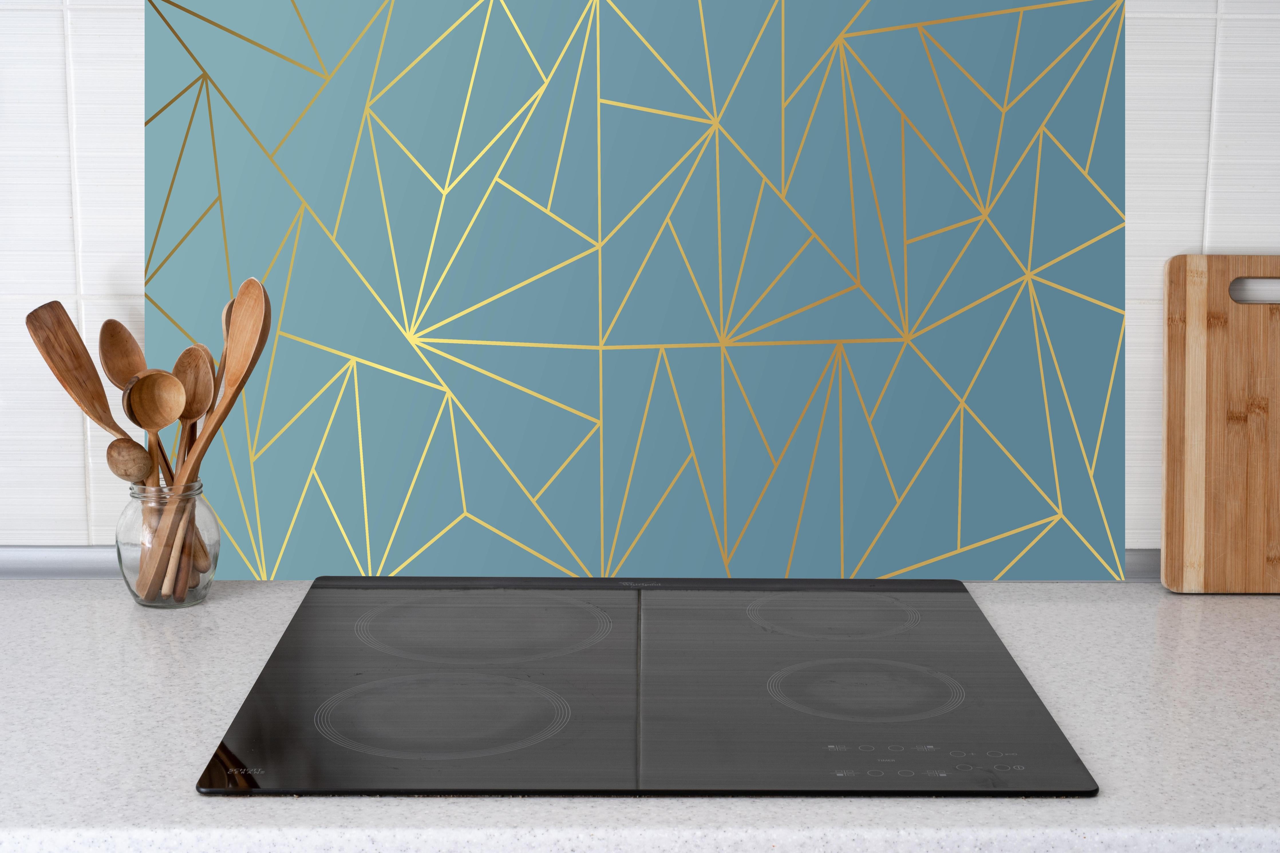 Küche - Elegantes Muster Goldener Linien auf Blau hinter weißen Hochglanz-Küchenregalen und schwarzem Wasserhahn