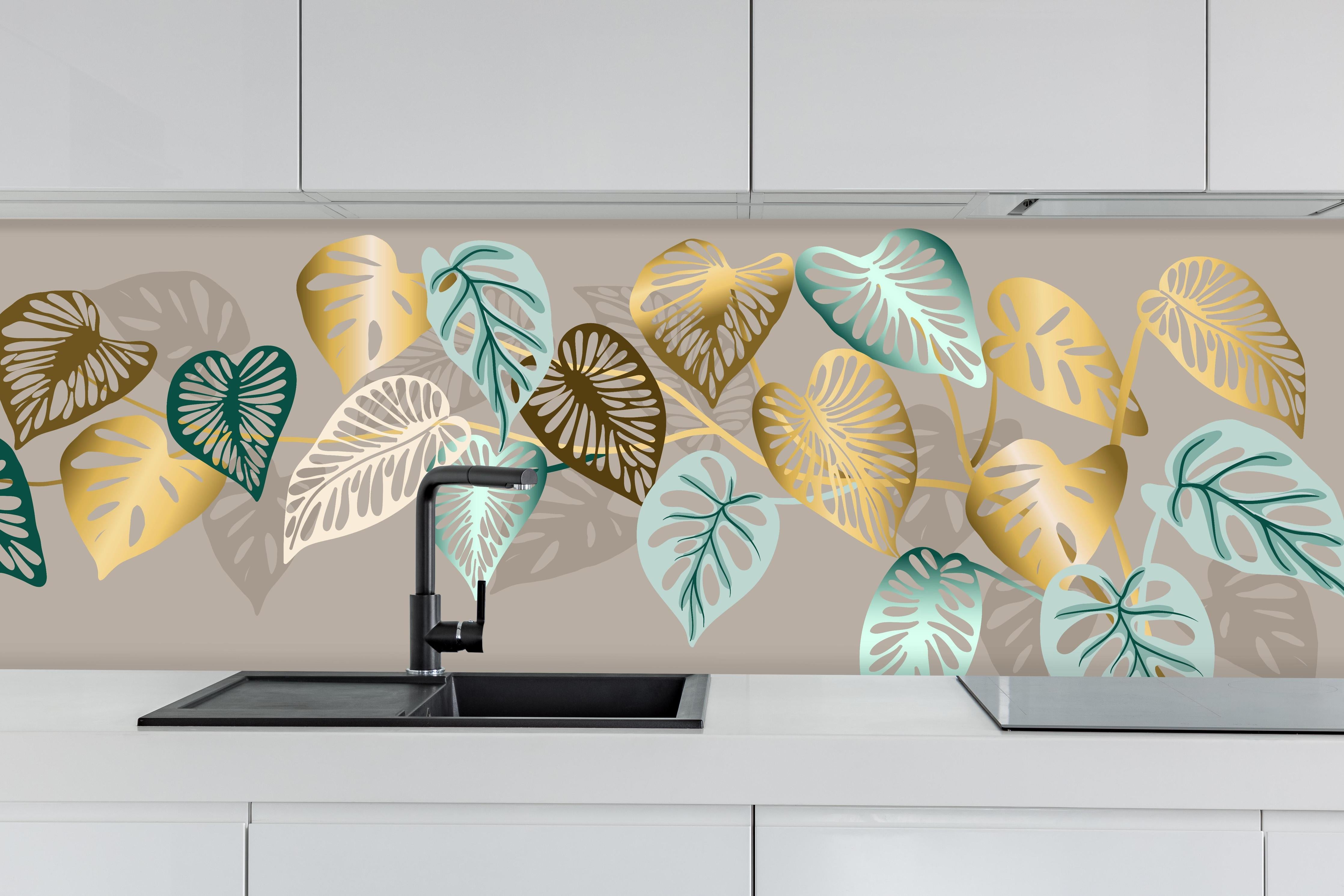 Küche - Elegantes Muster mit Gold-Mint Blättern hinter weißen Hochglanz-Küchenregalen und schwarzem Wasserhahn