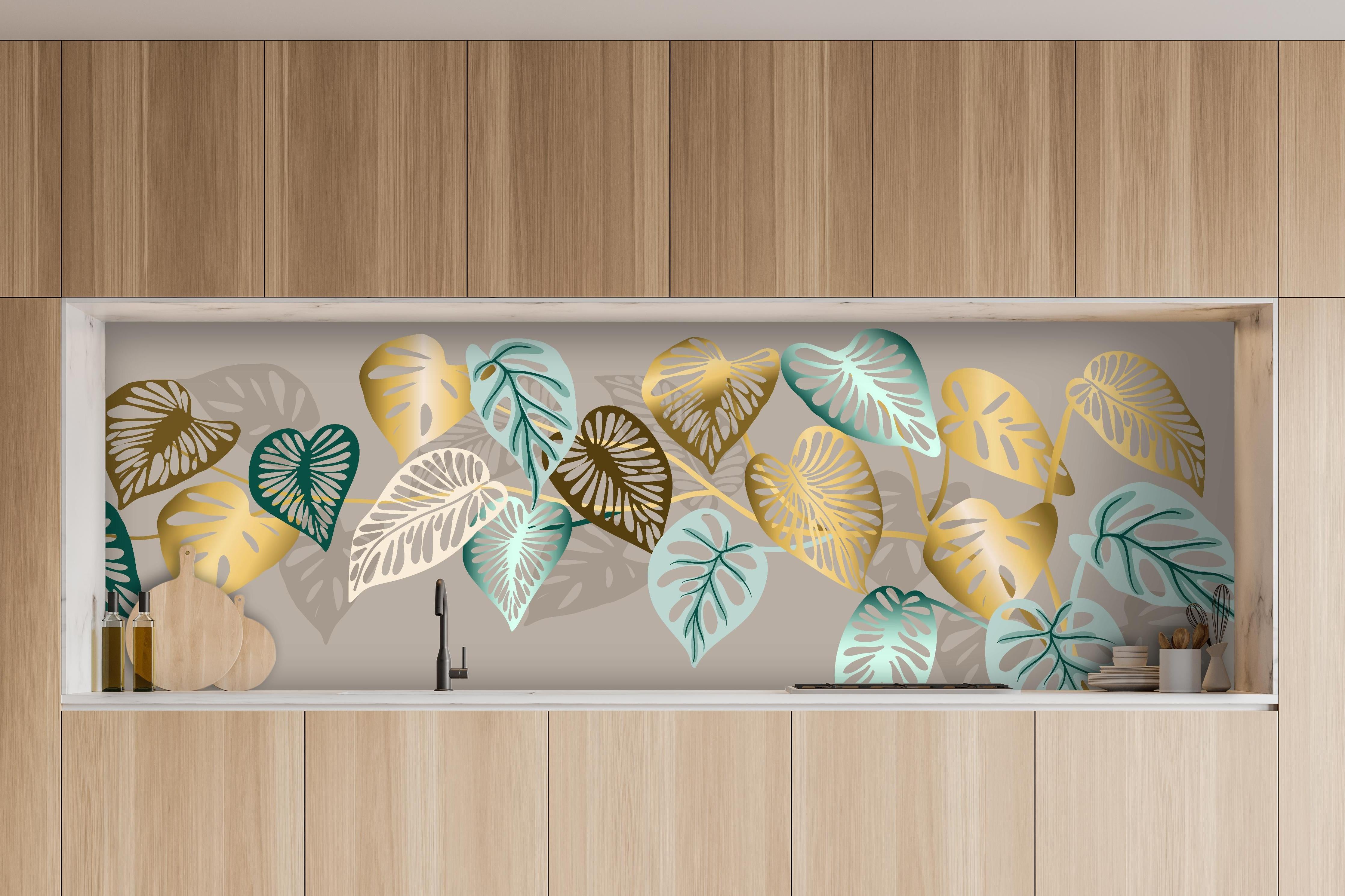 Küche - Elegantes Muster mit Gold-Mint Blättern hinter weißen Hochglanz-Küchenregalen und schwarzem Wasserhahn