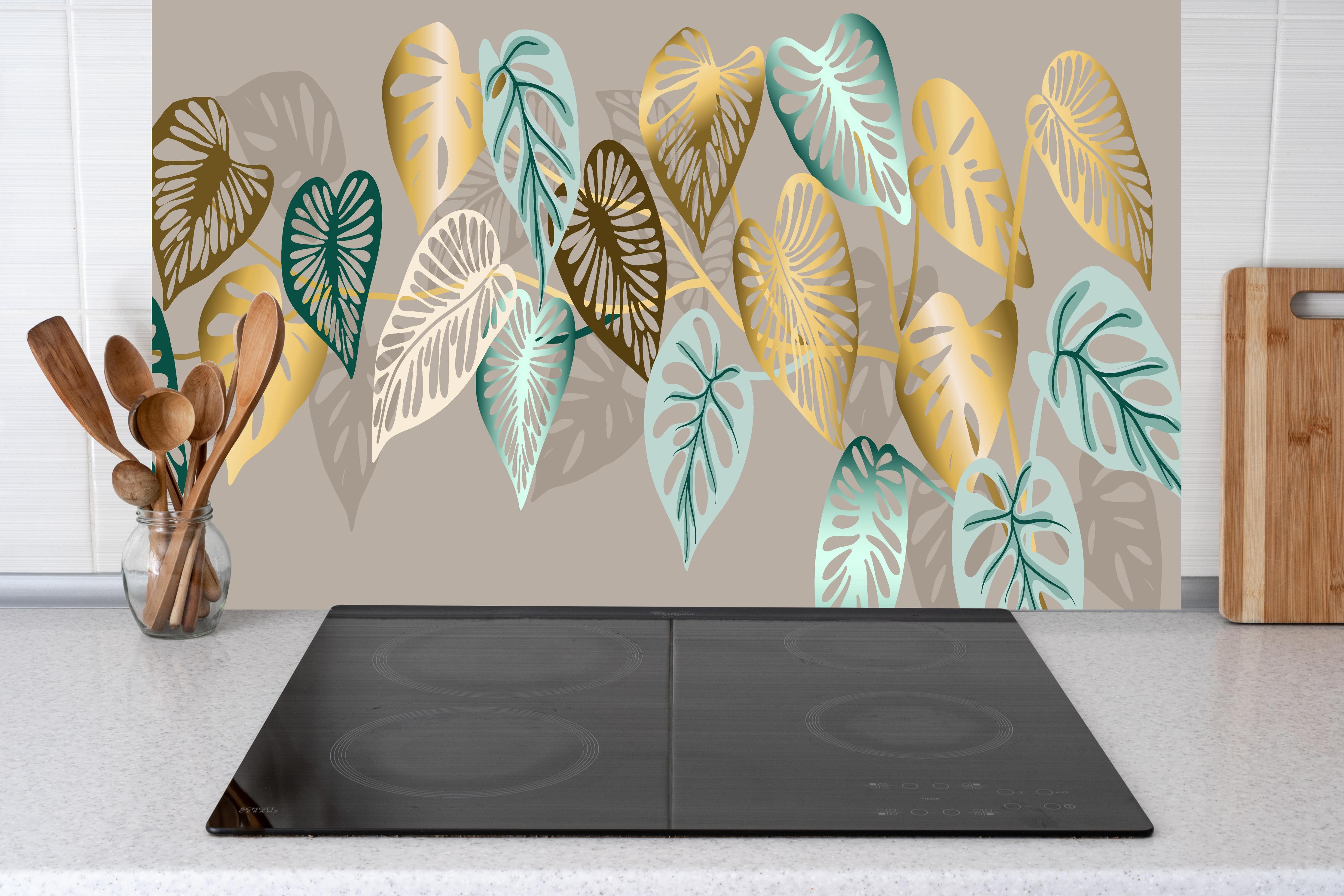 Küche - Elegantes Muster mit Gold-Mint Blättern hinter weißen Hochglanz-Küchenregalen und schwarzem Wasserhahn