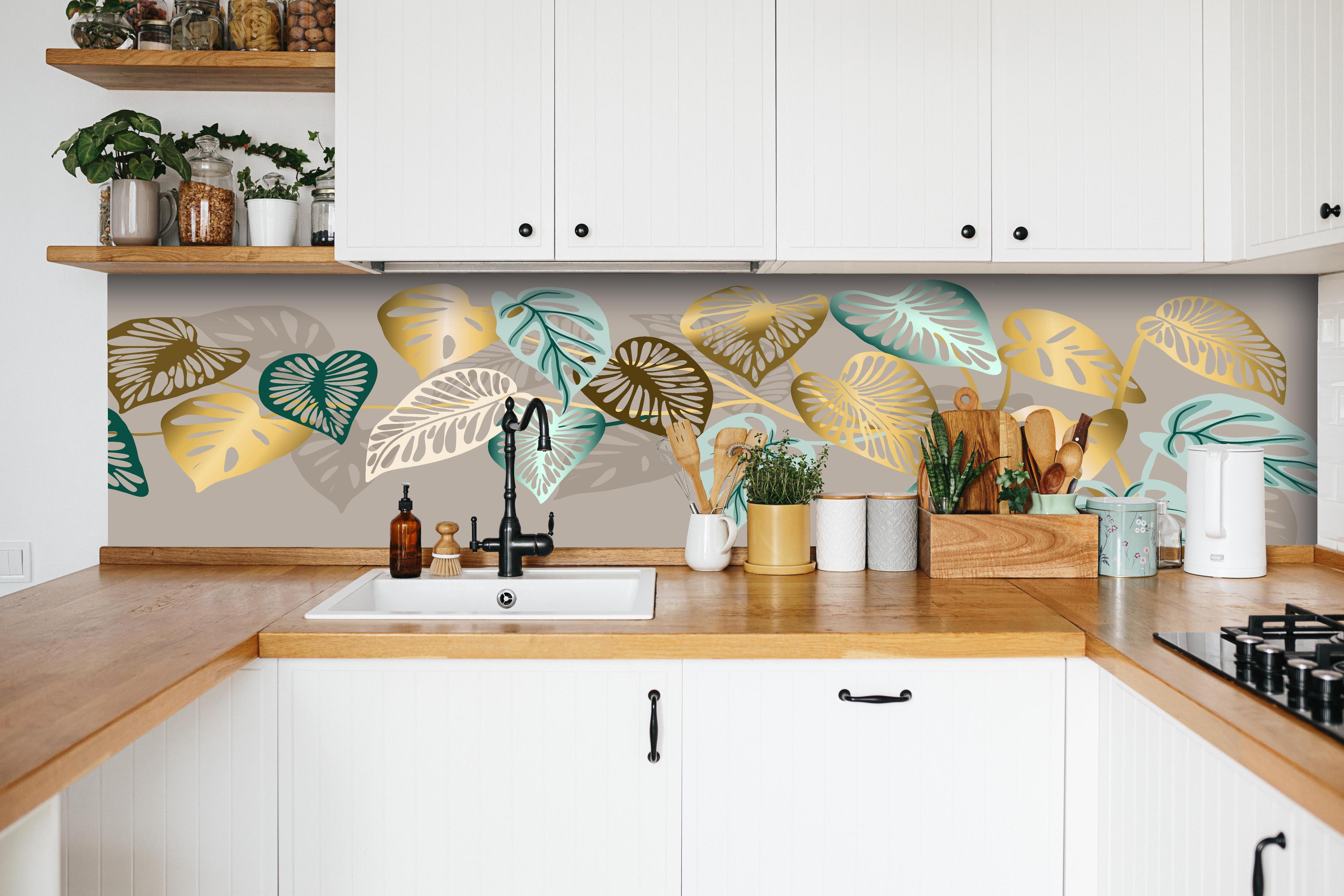 Küche - Elegantes Muster mit Gold-Mint Blättern hinter weißen Hochglanz-Küchenregalen und schwarzem Wasserhahn