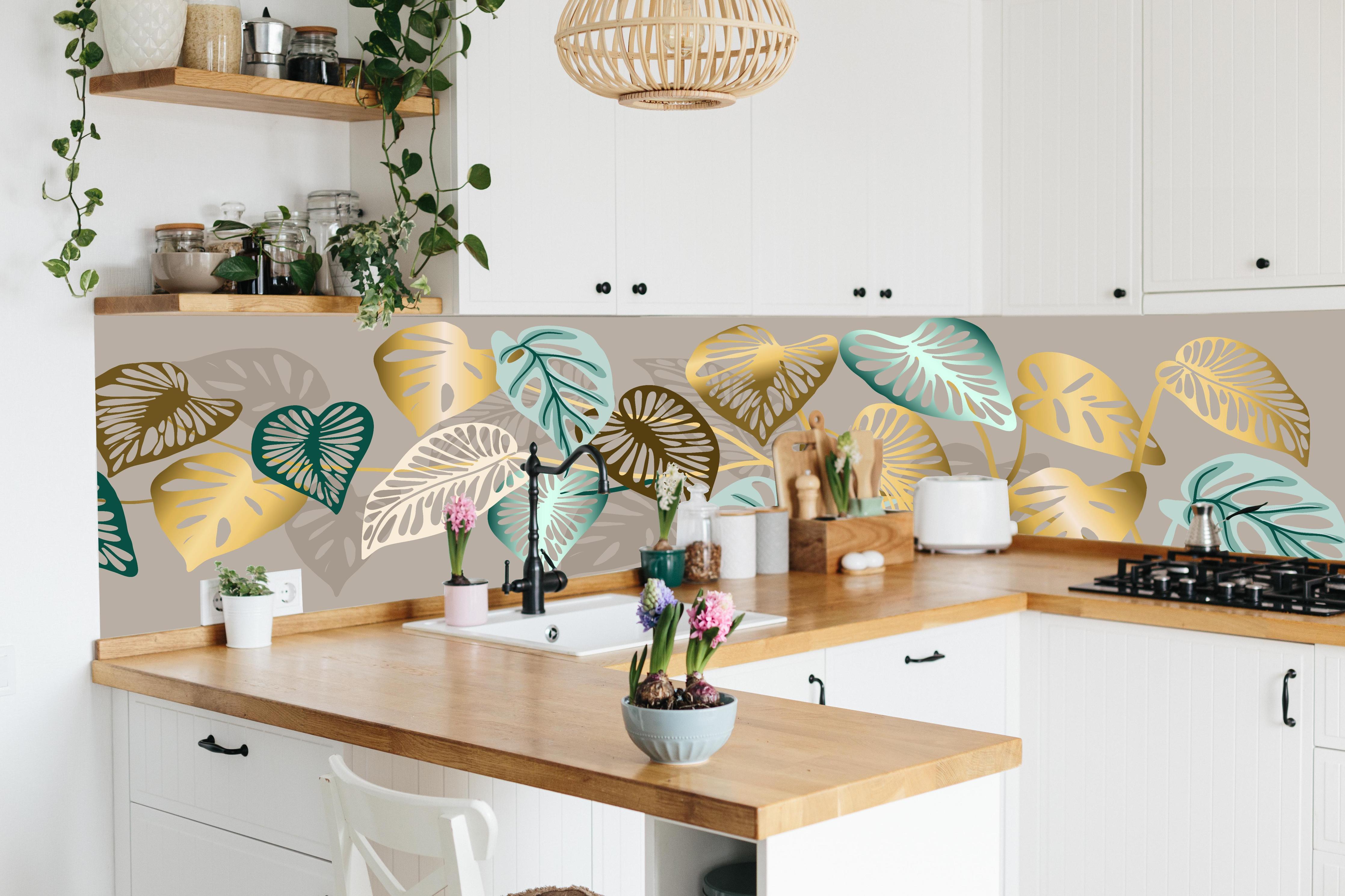 Küche - Elegantes Muster mit Gold-Mint Blättern hinter weißen Hochglanz-Küchenregalen und schwarzem Wasserhahn