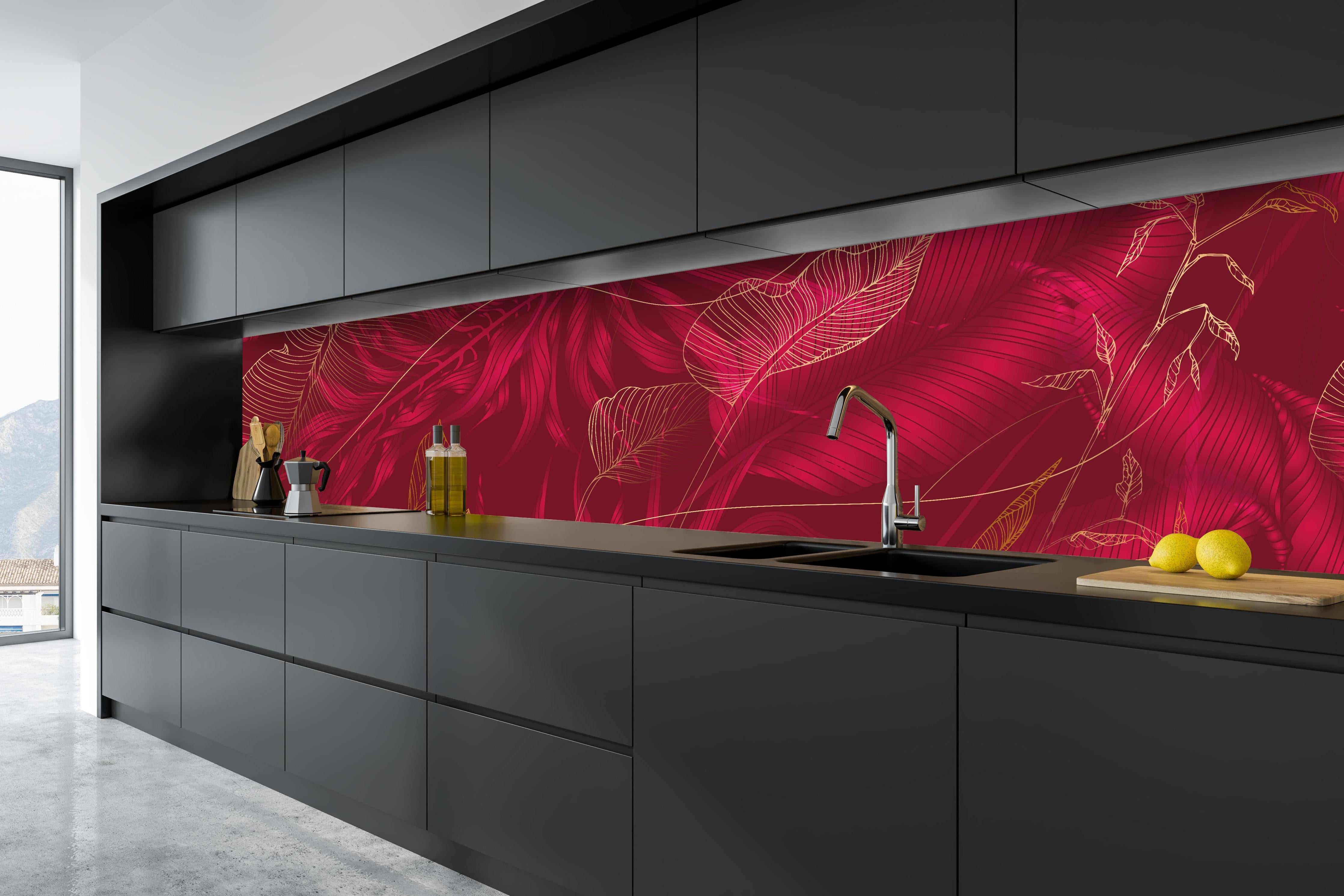 Küche - Elegantes Rot mit floralem Linienkunst-Muster hinter weißen Hochglanz-Küchenregalen und schwarzem Wasserhahn