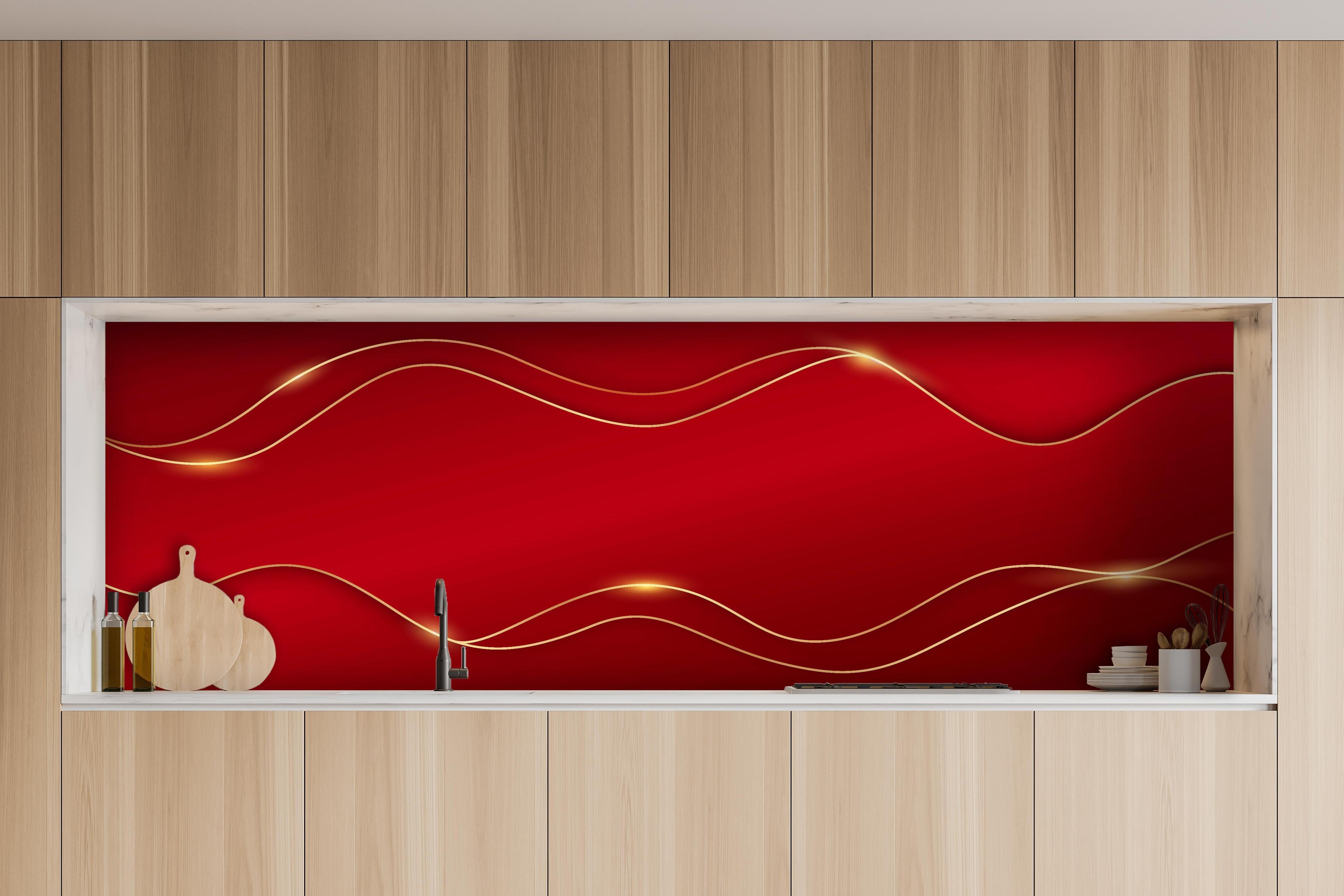 Küche - Elegantes Rot mit luxuriösen Goldlinien hinter weißen Hochglanz-Küchenregalen und schwarzem Wasserhahn