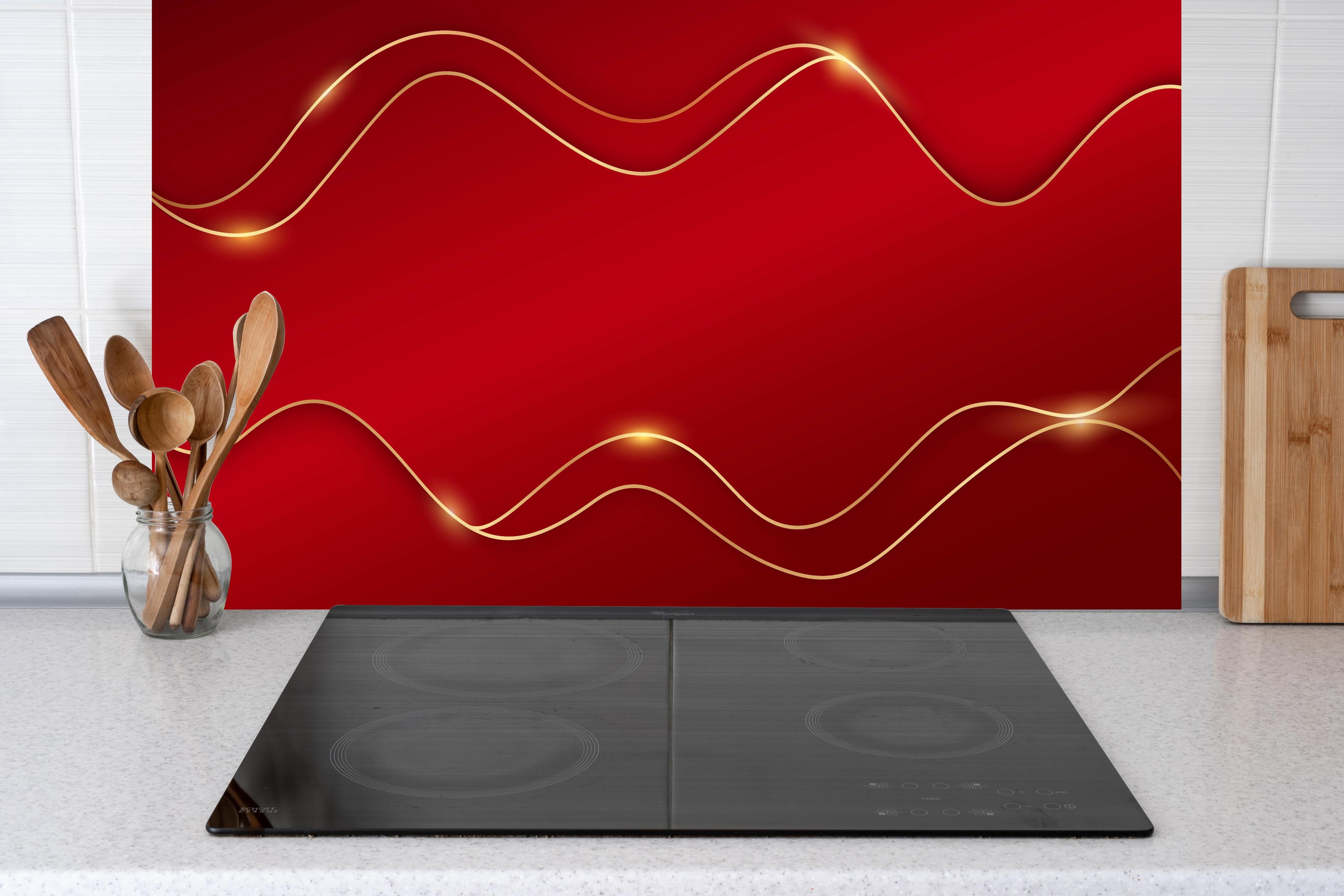 Küche - Elegantes Rot mit luxuriösen Goldlinien hinter weißen Hochglanz-Küchenregalen und schwarzem Wasserhahn