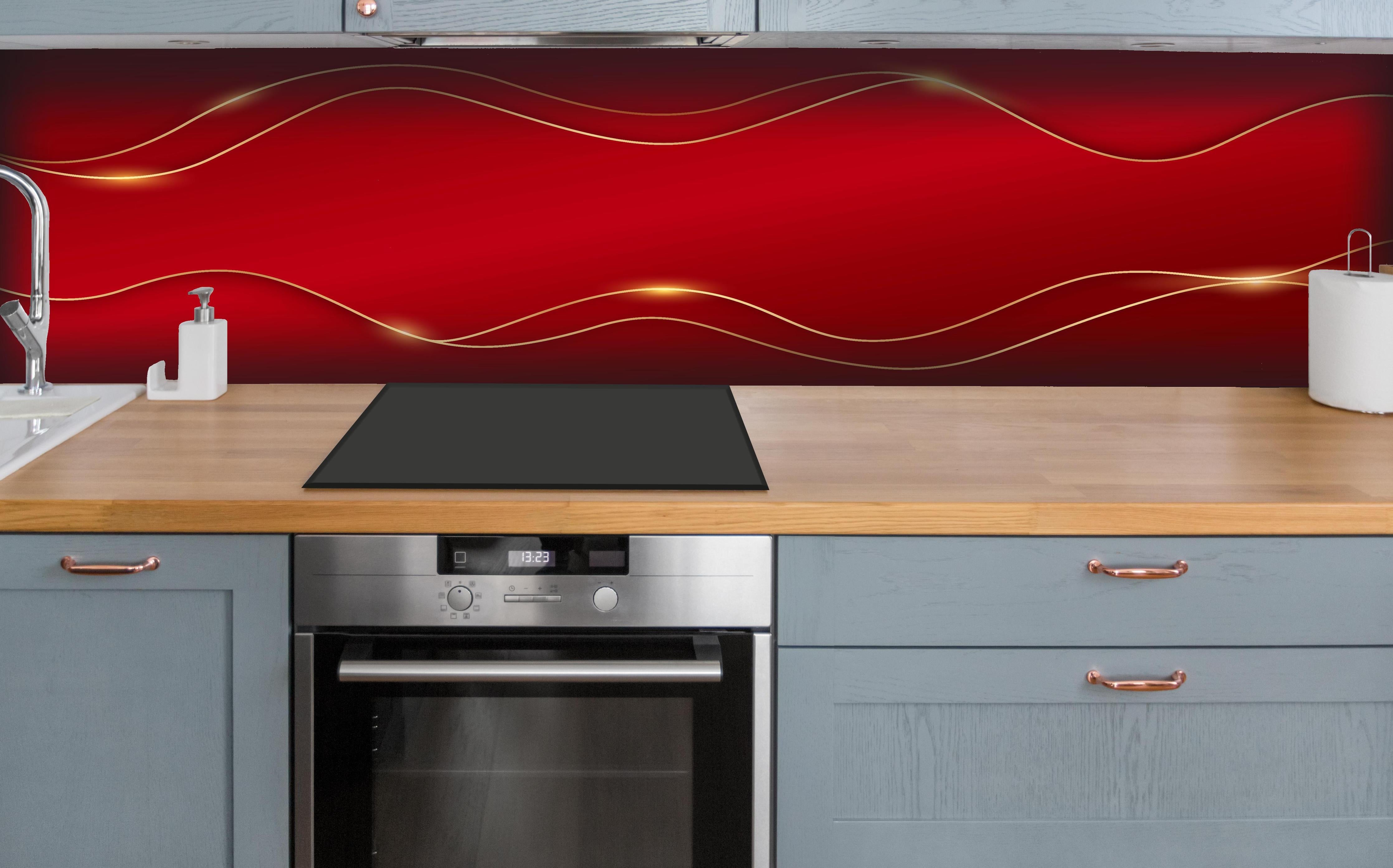 Küche - Elegantes Rot mit luxuriösen Goldlinien hinter weißen Hochglanz-Küchenregalen und schwarzem Wasserhahn