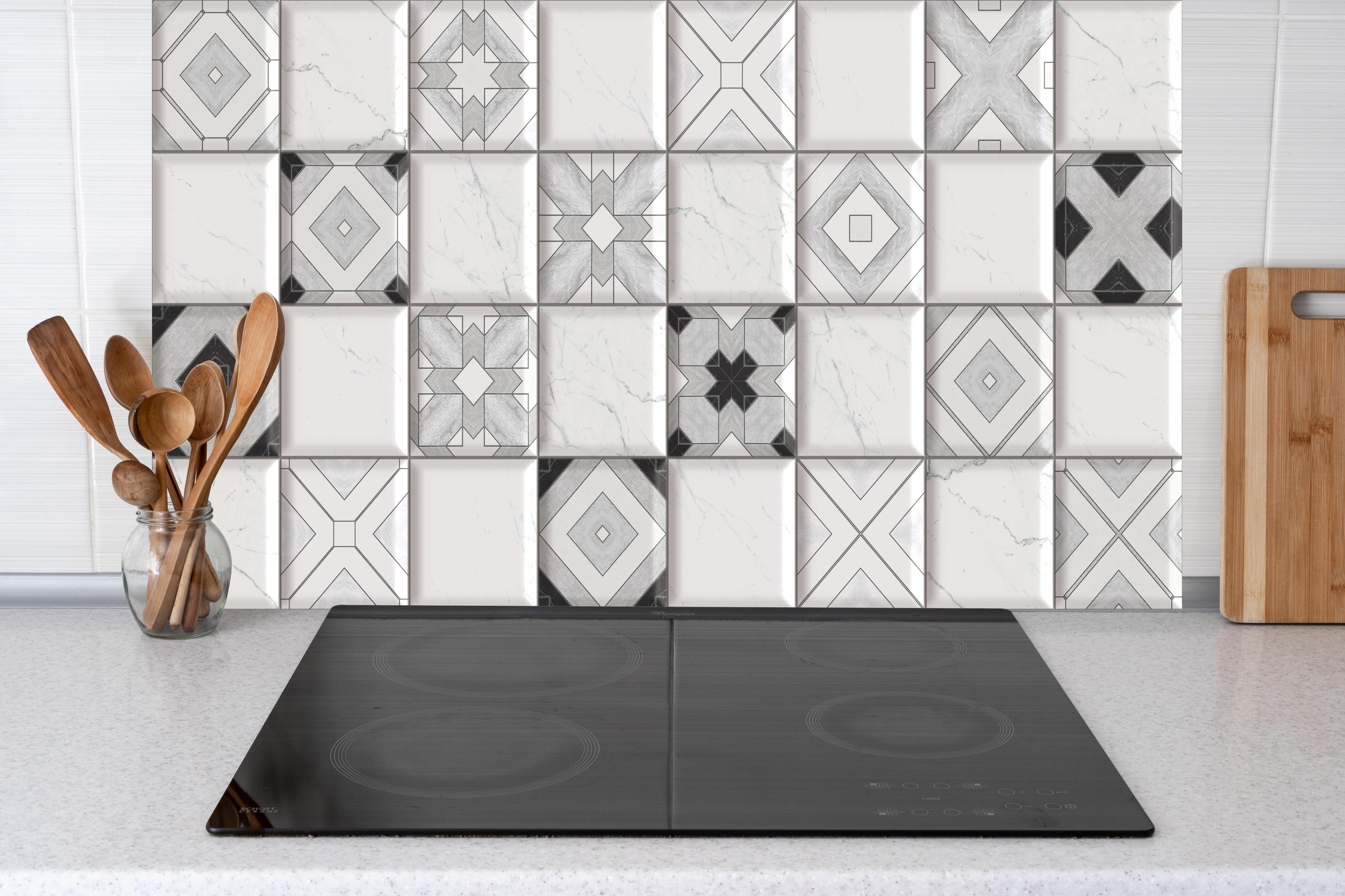 Küche - Elegantes Weiß-Grau Fliesendesign Abstrakt hinter weißen Hochglanz-Küchenregalen und schwarzem Wasserhahn