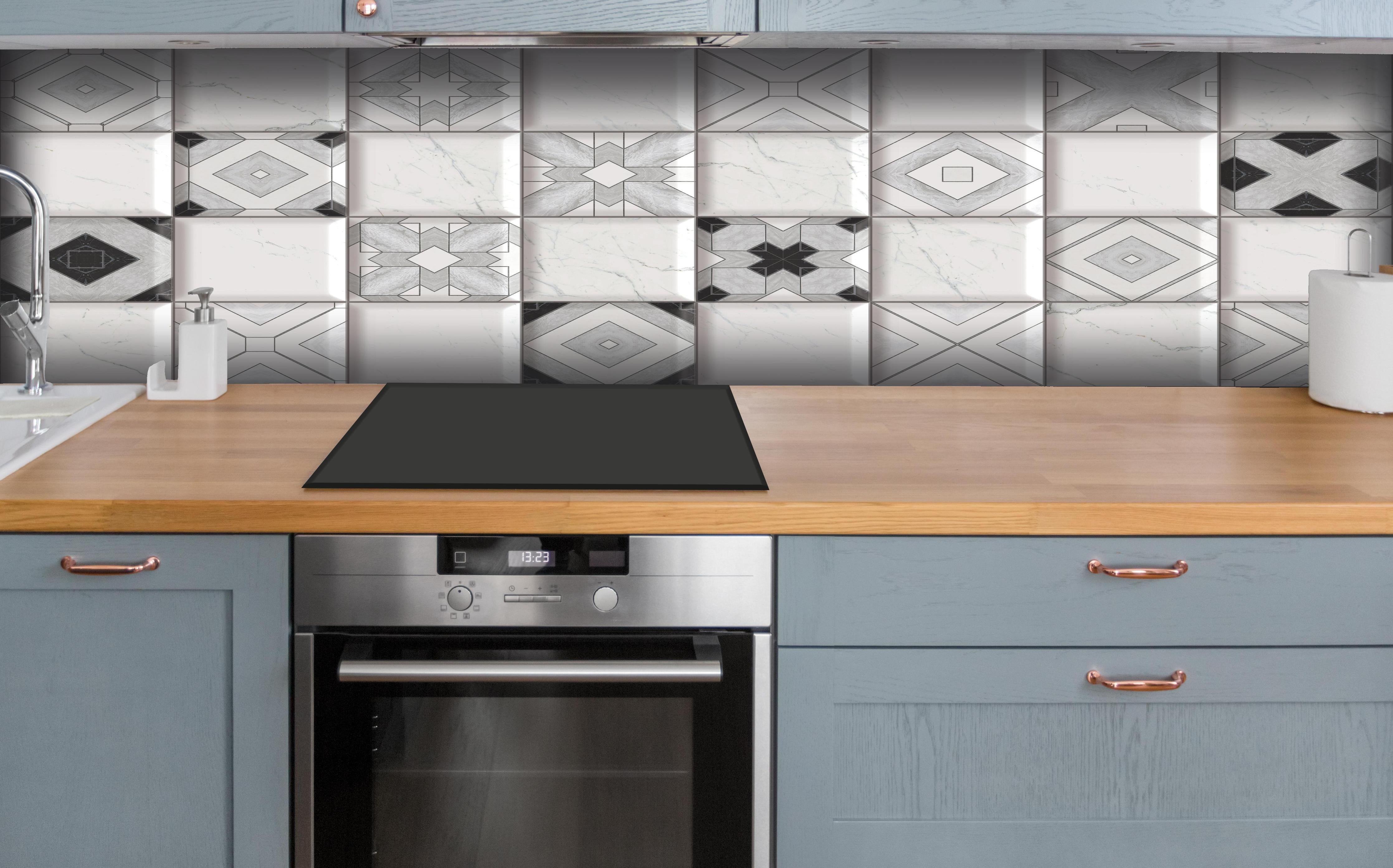 Küche - Elegantes Weiß-Grau Fliesendesign Abstrakt hinter weißen Hochglanz-Küchenregalen und schwarzem Wasserhahn