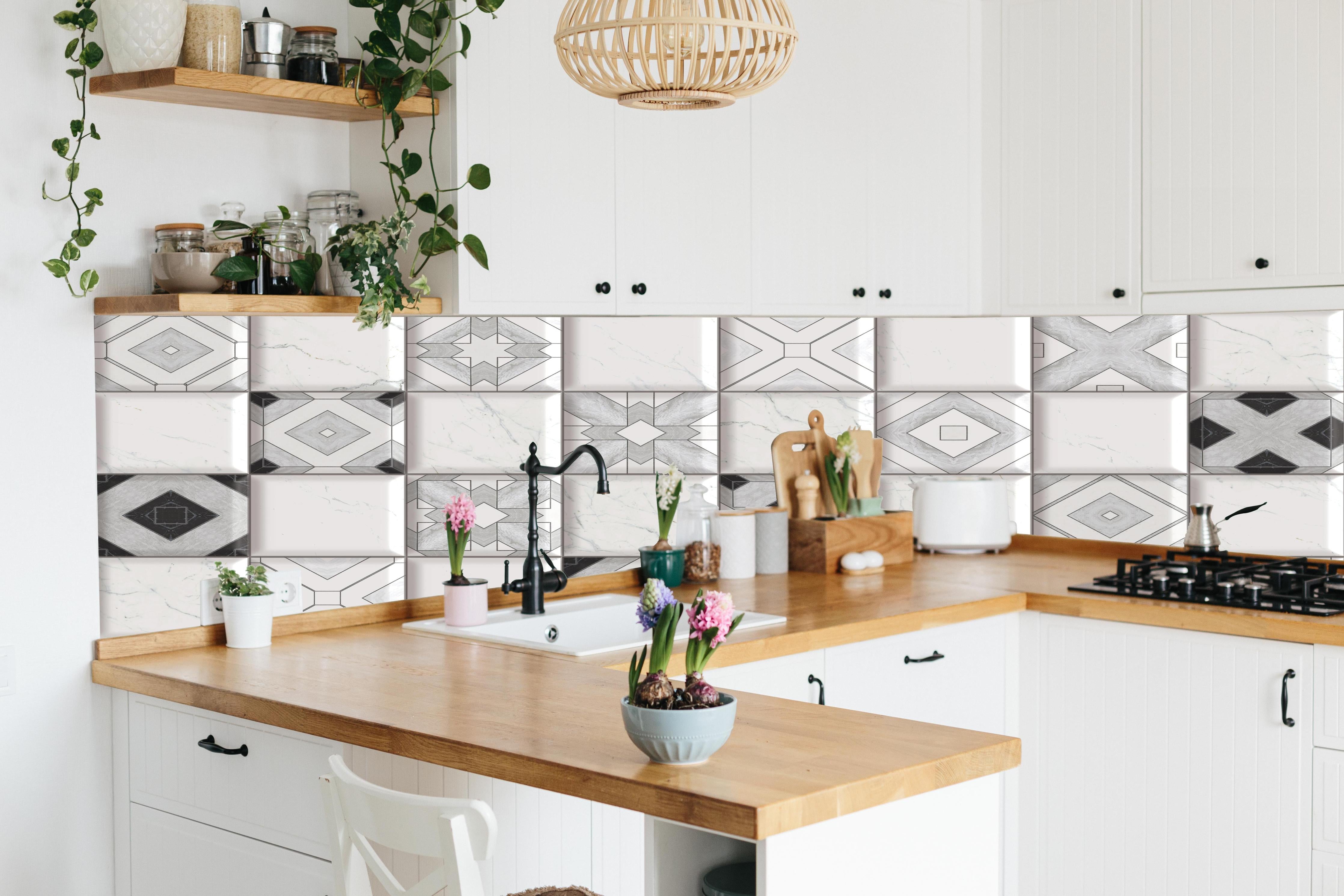 Küche - Elegantes Weiß-Grau Fliesendesign Abstrakt hinter weißen Hochglanz-Küchenregalen und schwarzem Wasserhahn