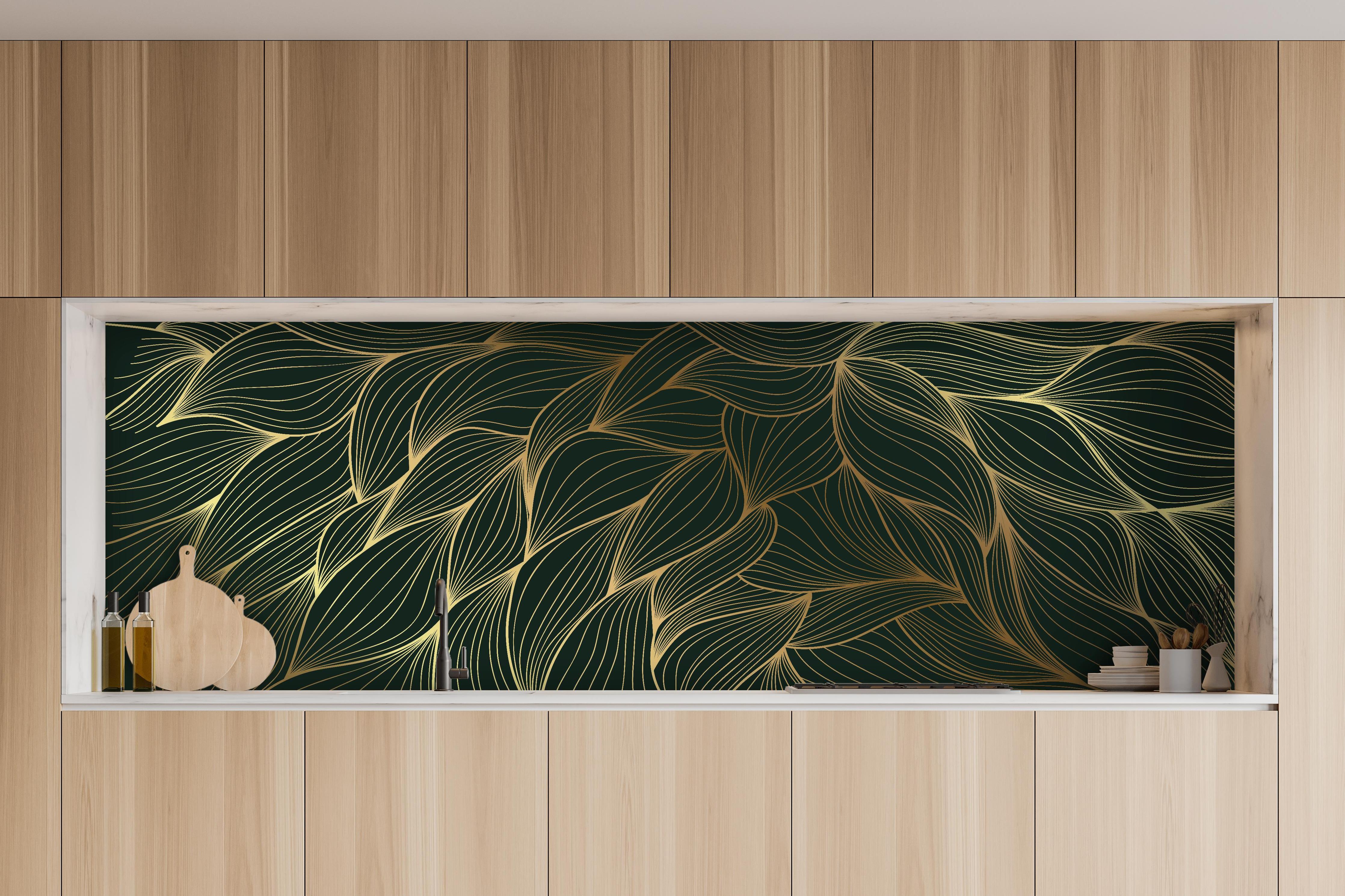 Küche - Elegantes Wellenmuster in Gold und Dunkelgrün hinter weißen Hochglanz-Küchenregalen und schwarzem Wasserhahn