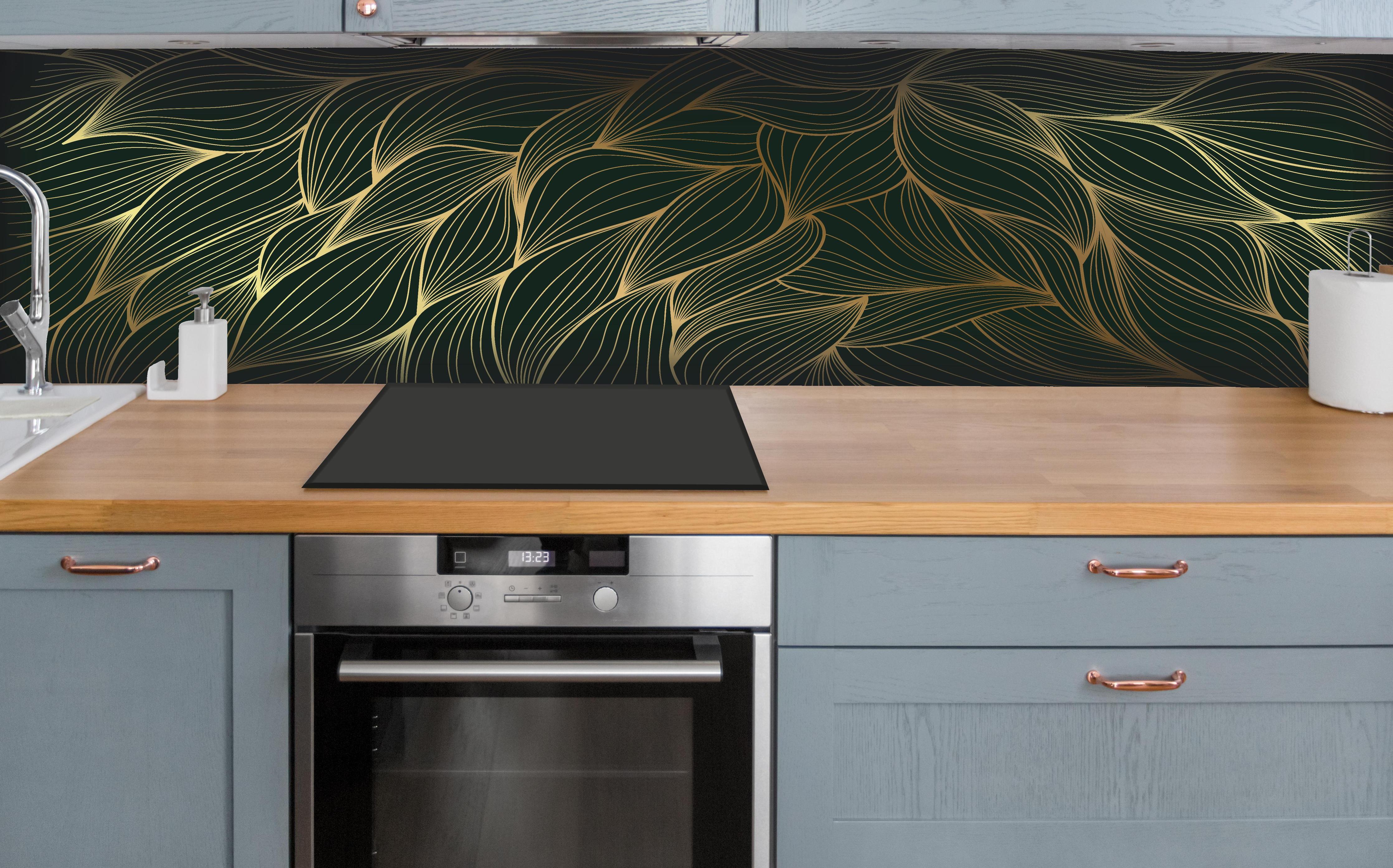 Küche - Elegantes Wellenmuster in Gold und Dunkelgrün hinter weißen Hochglanz-Küchenregalen und schwarzem Wasserhahn