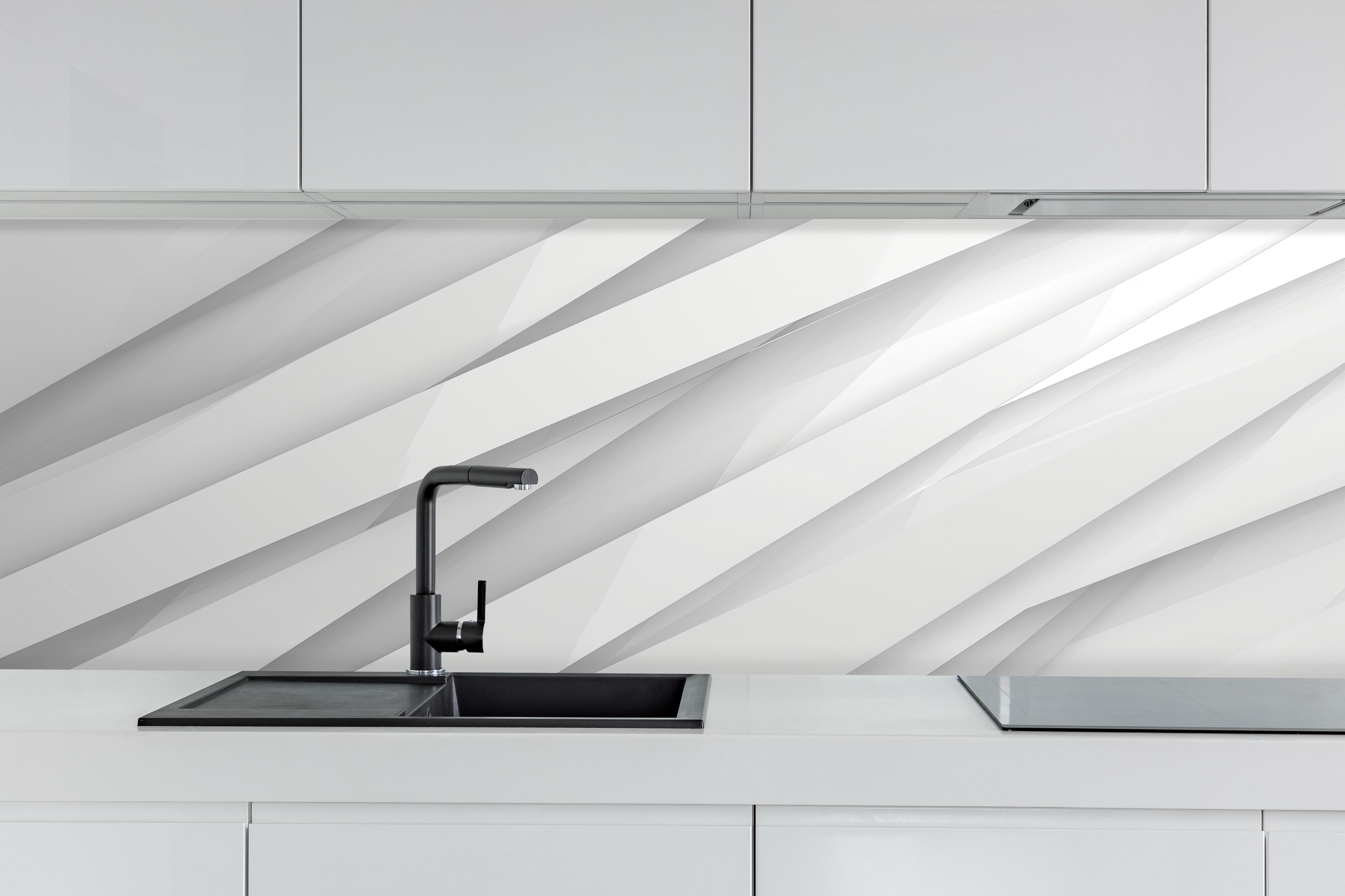 Küche - Elegantes abstraktes Weiß und Grau Muster hinter weißen Hochglanz-Küchenregalen und schwarzem Wasserhahn