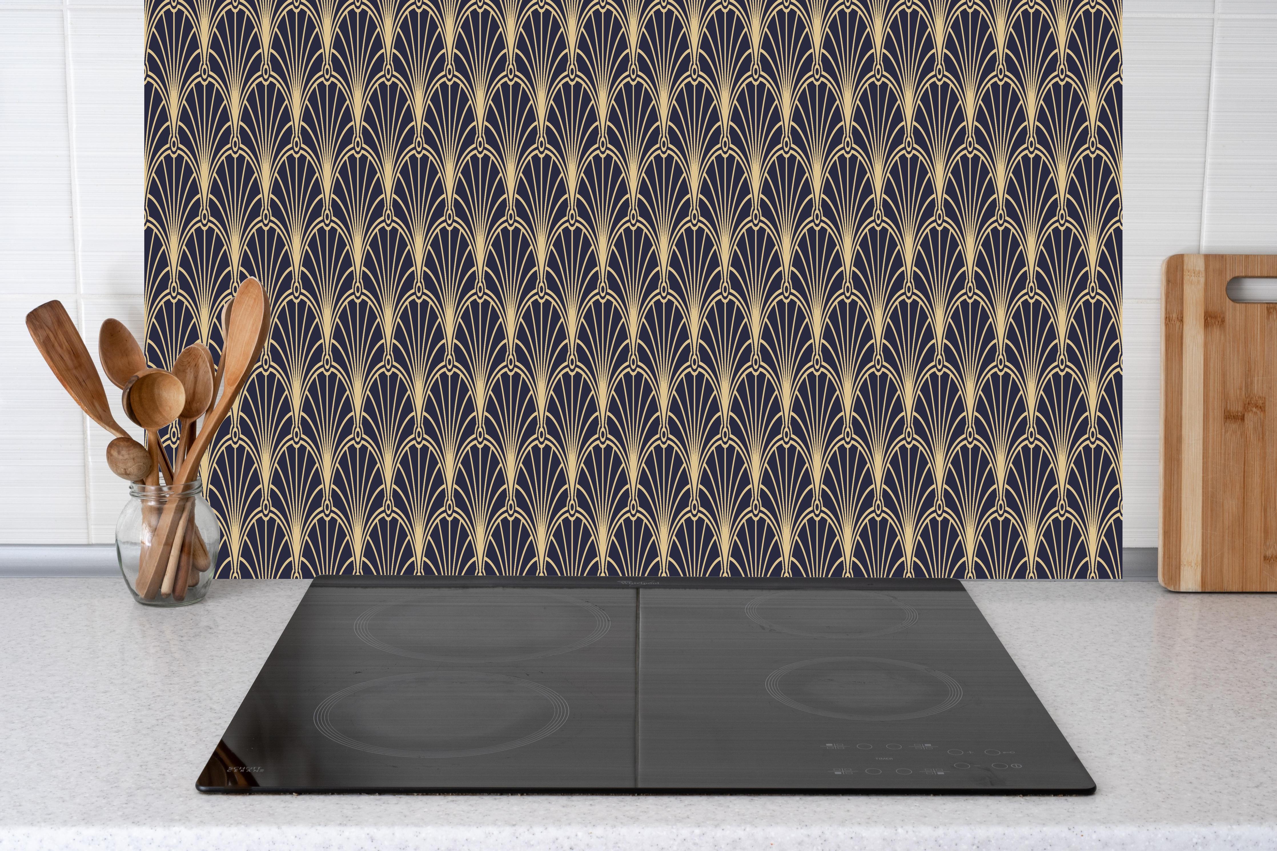 Küche - Elegantes geometrisches Art-Deko-Design hinter weißen Hochglanz-Küchenregalen und schwarzem Wasserhahn